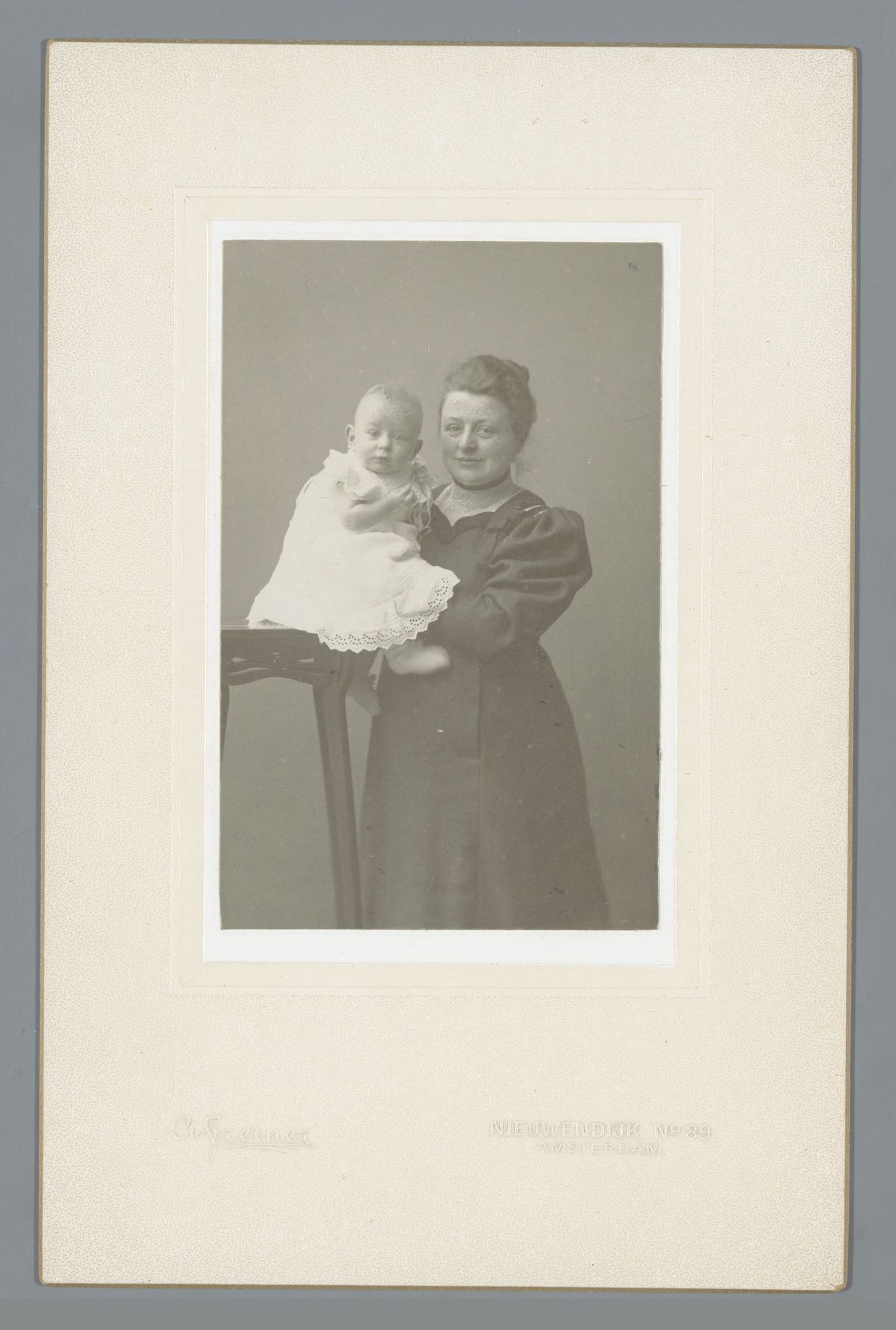 Portret van vermoedelijk Truitje van Wijk als baby met haar moeder by Albert Greiner