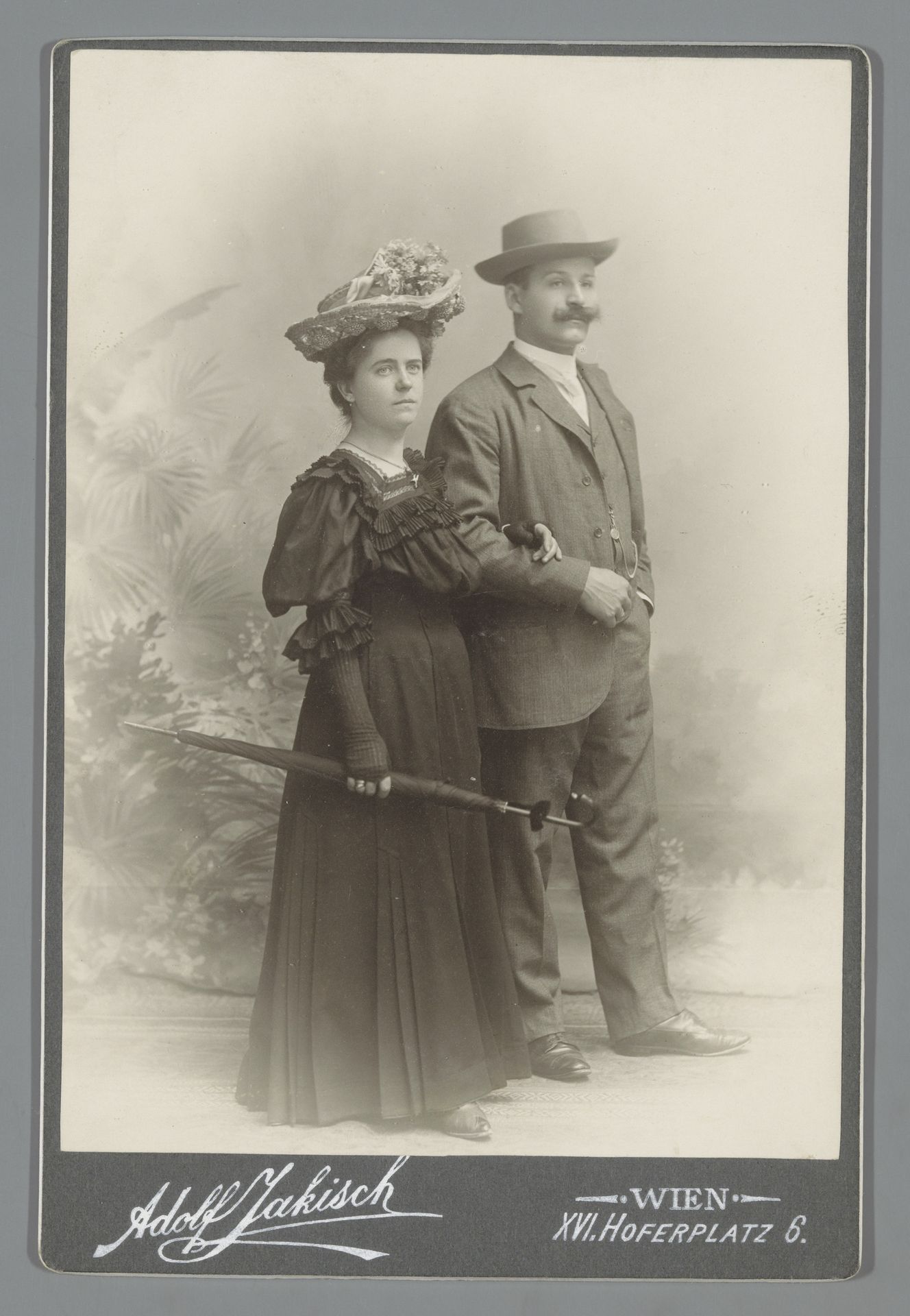 Portret van een onbekende man en vrouw arm in arm by Adolf Jakisch