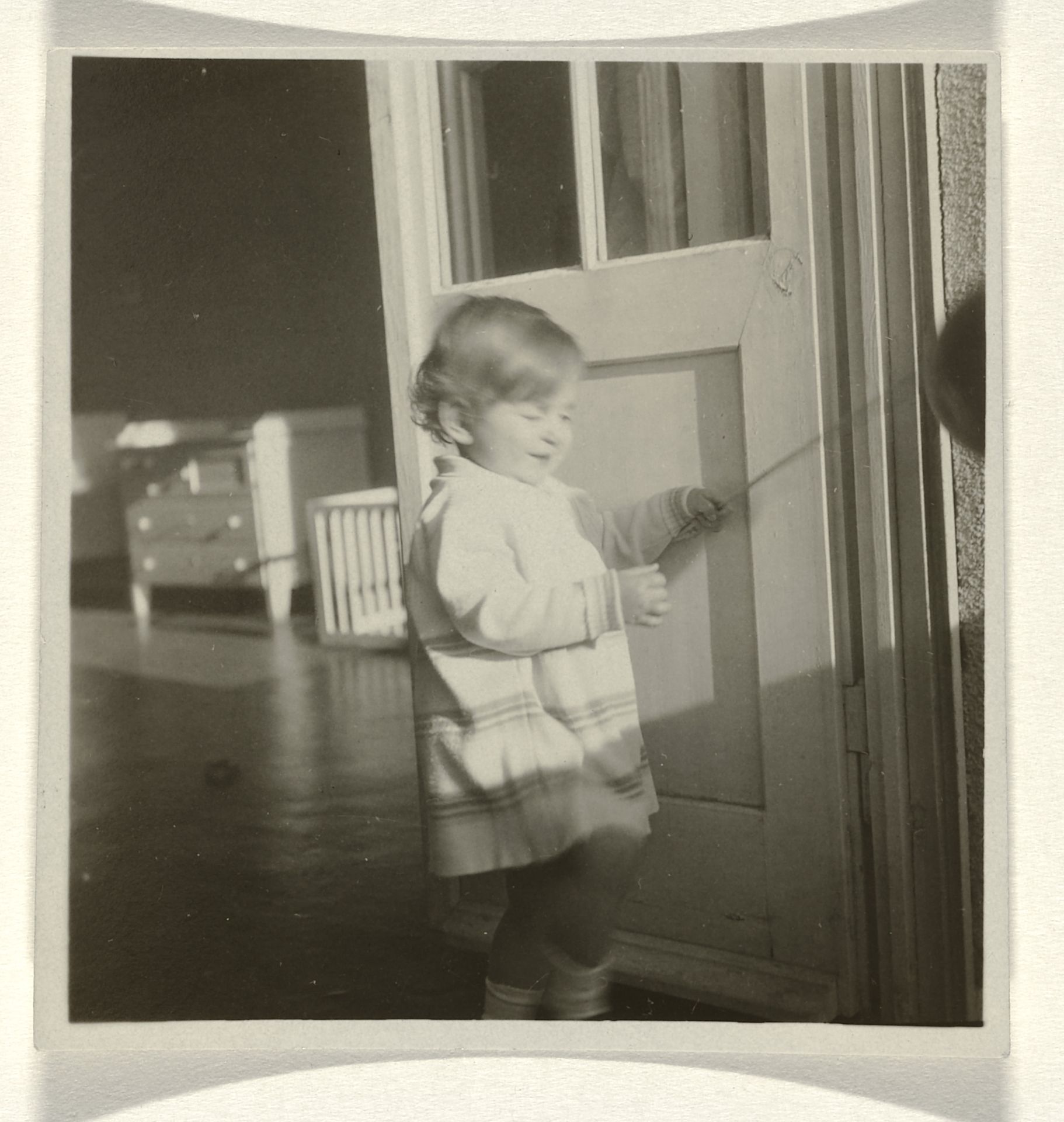 Isabel Wachenheimer in de deuropening van een balkon, januari 1930 by Anonymous