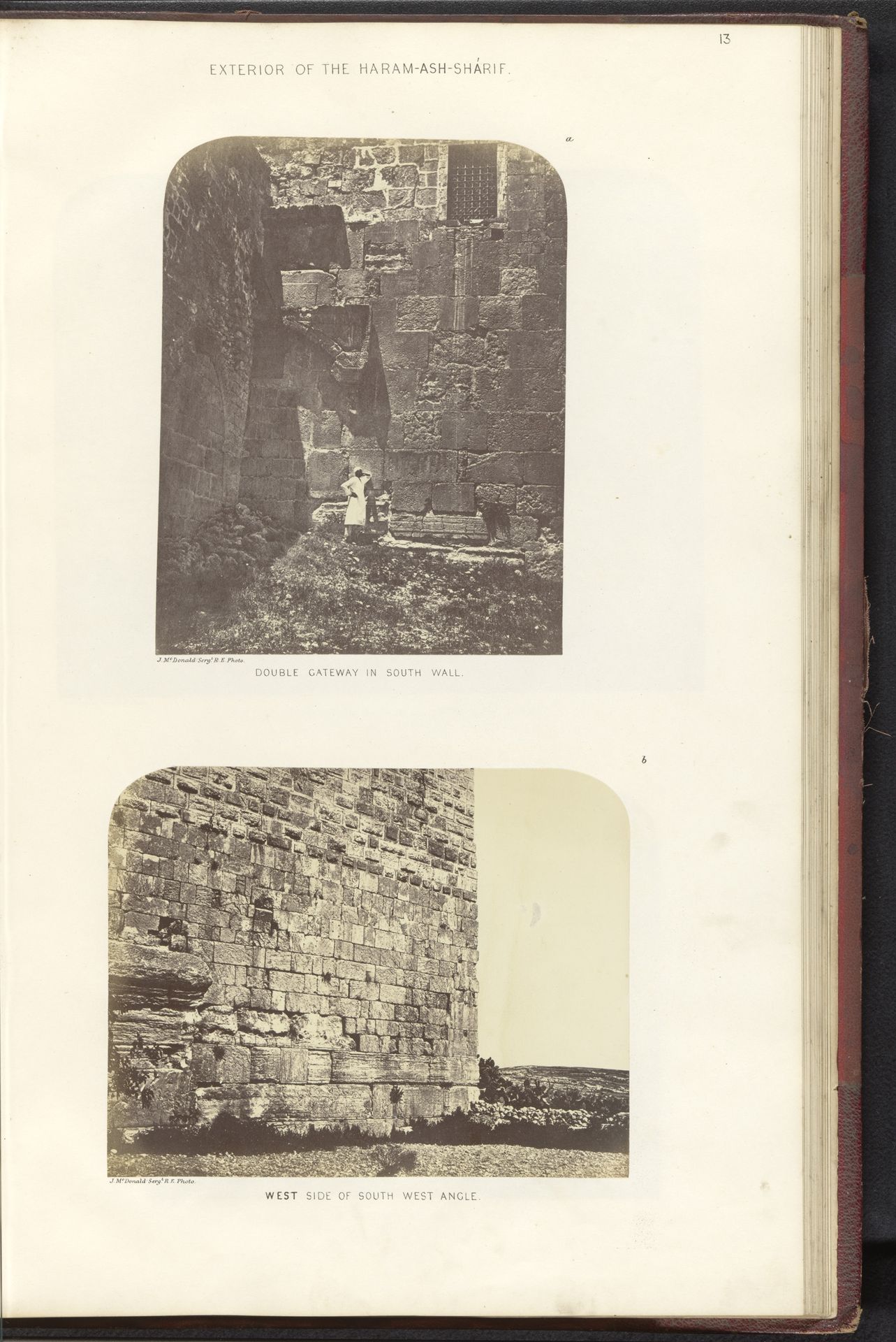 Gezicht op een dubbele poort in de zuidelijke muur en een gezicht op de westelijke muur bij de zuidwestelijke hoek, van de Tempelberg in Jeruzalem by James McDonald