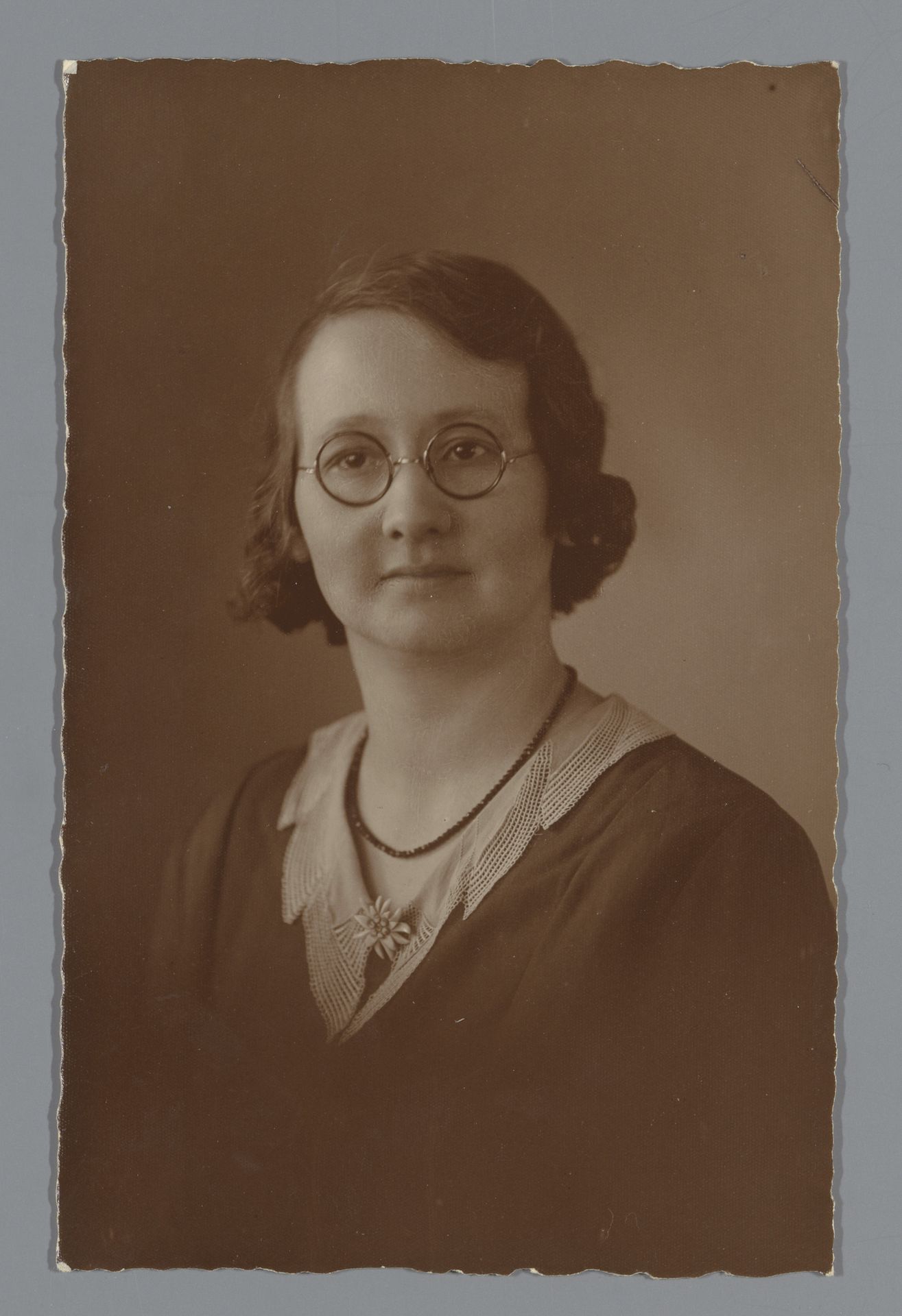 Portret van een onbekende vrouw met een bril by J. van der Heide