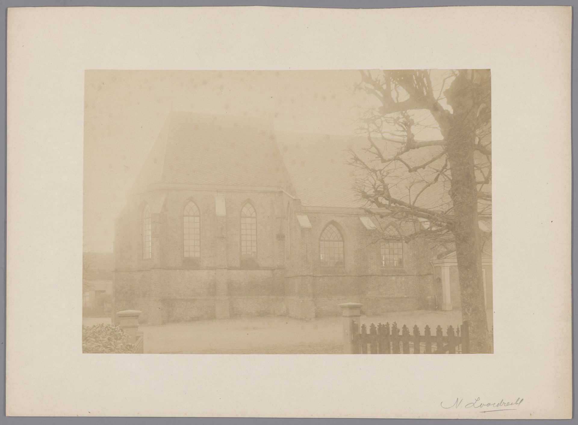 Gezicht op het koor van de Sijpekerk te Nieuw-Loosdrecht by anoniem (Monumentenzorg)