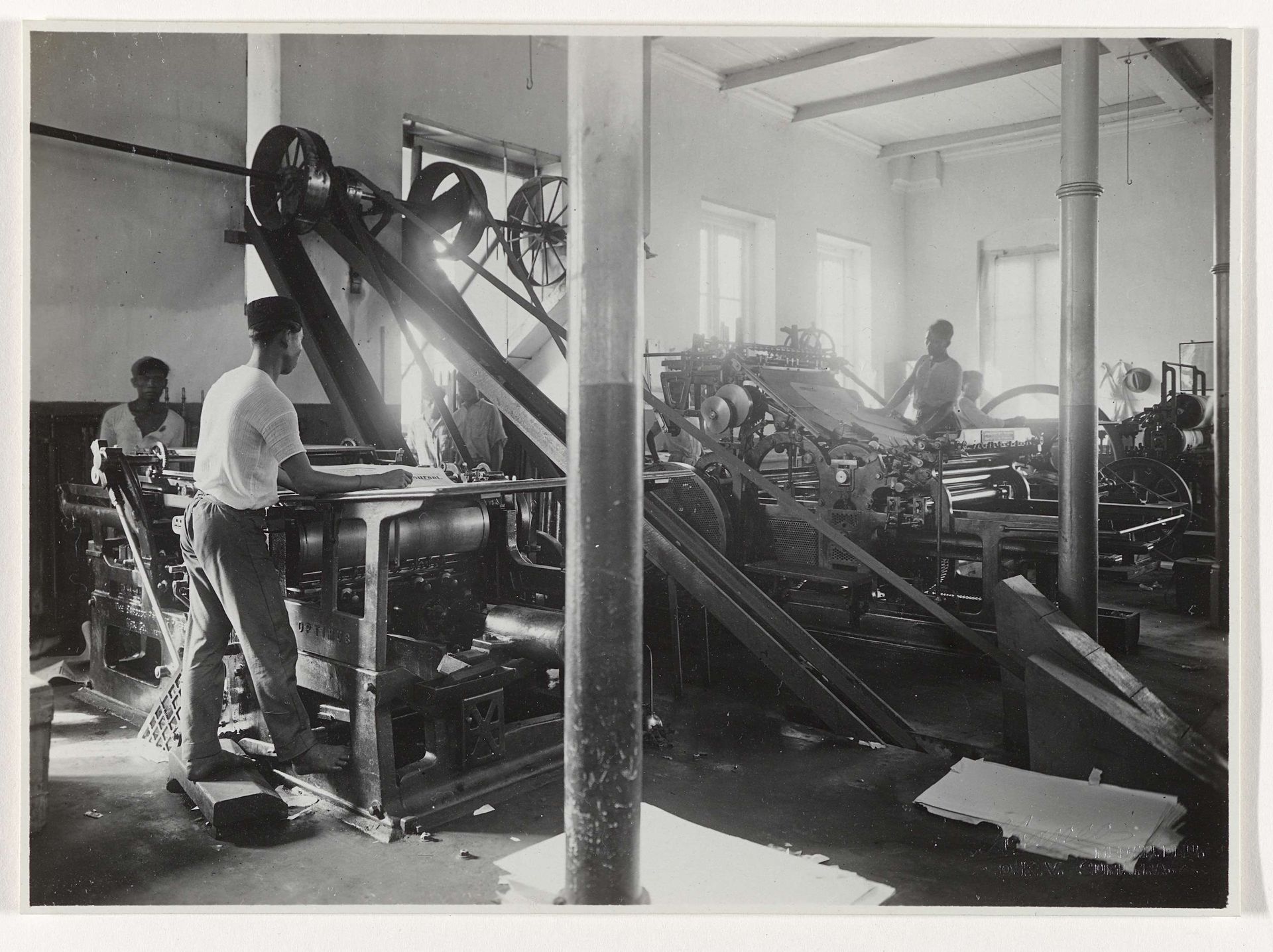 Machines in de drukkerij by T. Kaneo
