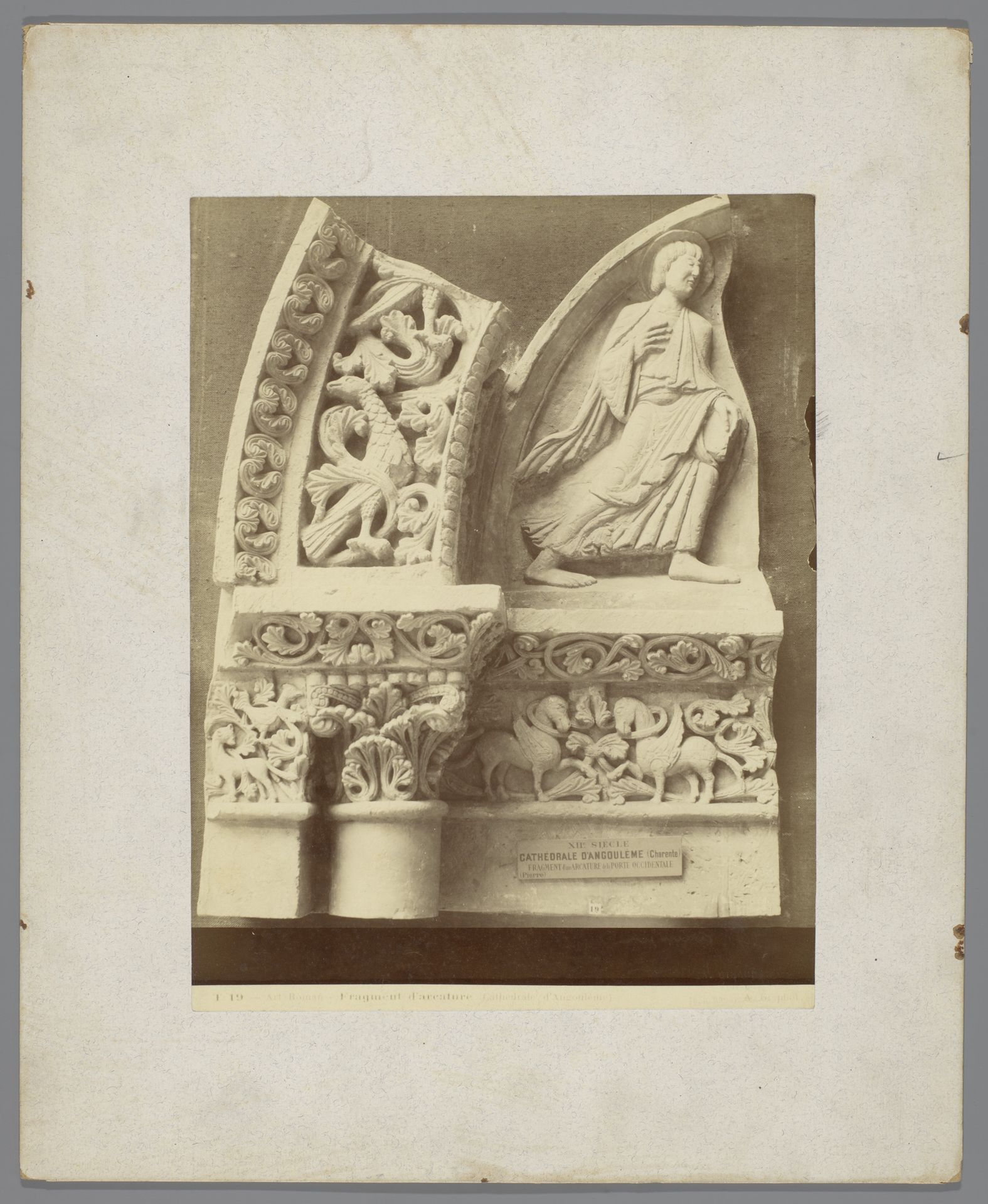 Deel van een ornamentele boog by Adolphe Giraudon