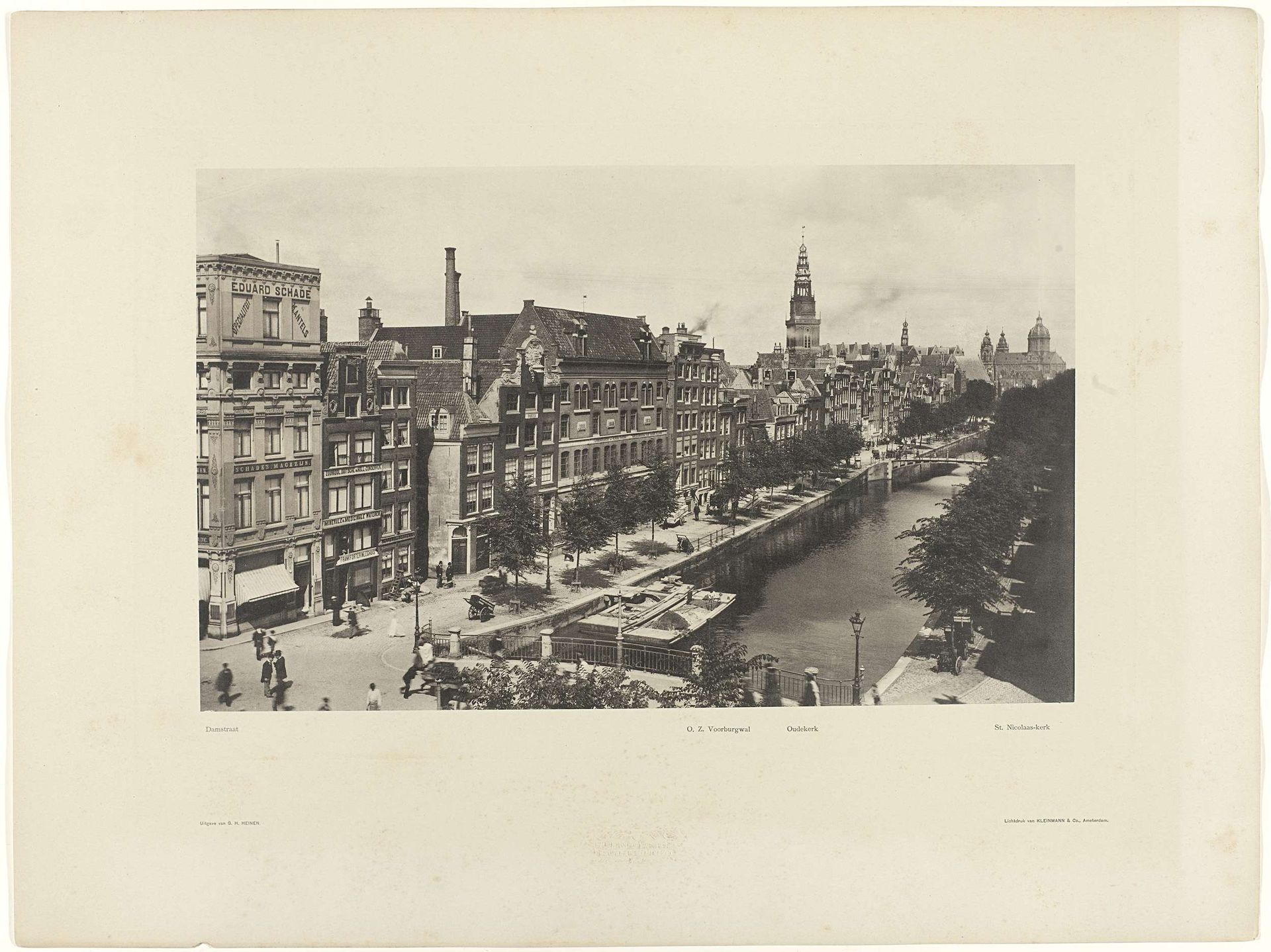 Oudezijds Voorburgwal bij de Damstraat, gezien vanaf een huis aan de Oudezijds Voorburgwal 185 of 187, Amsterdam by Gerrit Hendricus Heinen