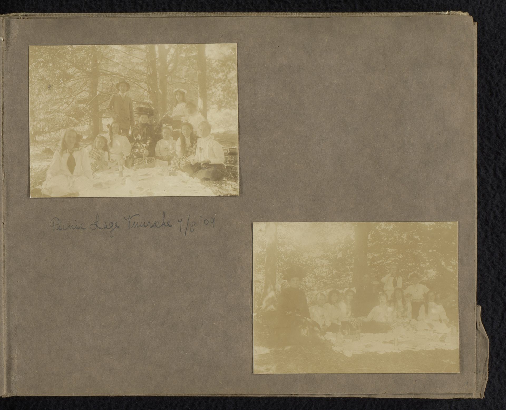 Twee groepsportretten van de familie Onnen bij een picknick in Lage Vuursche by Carolina (Loentje) Frederika Onnen
