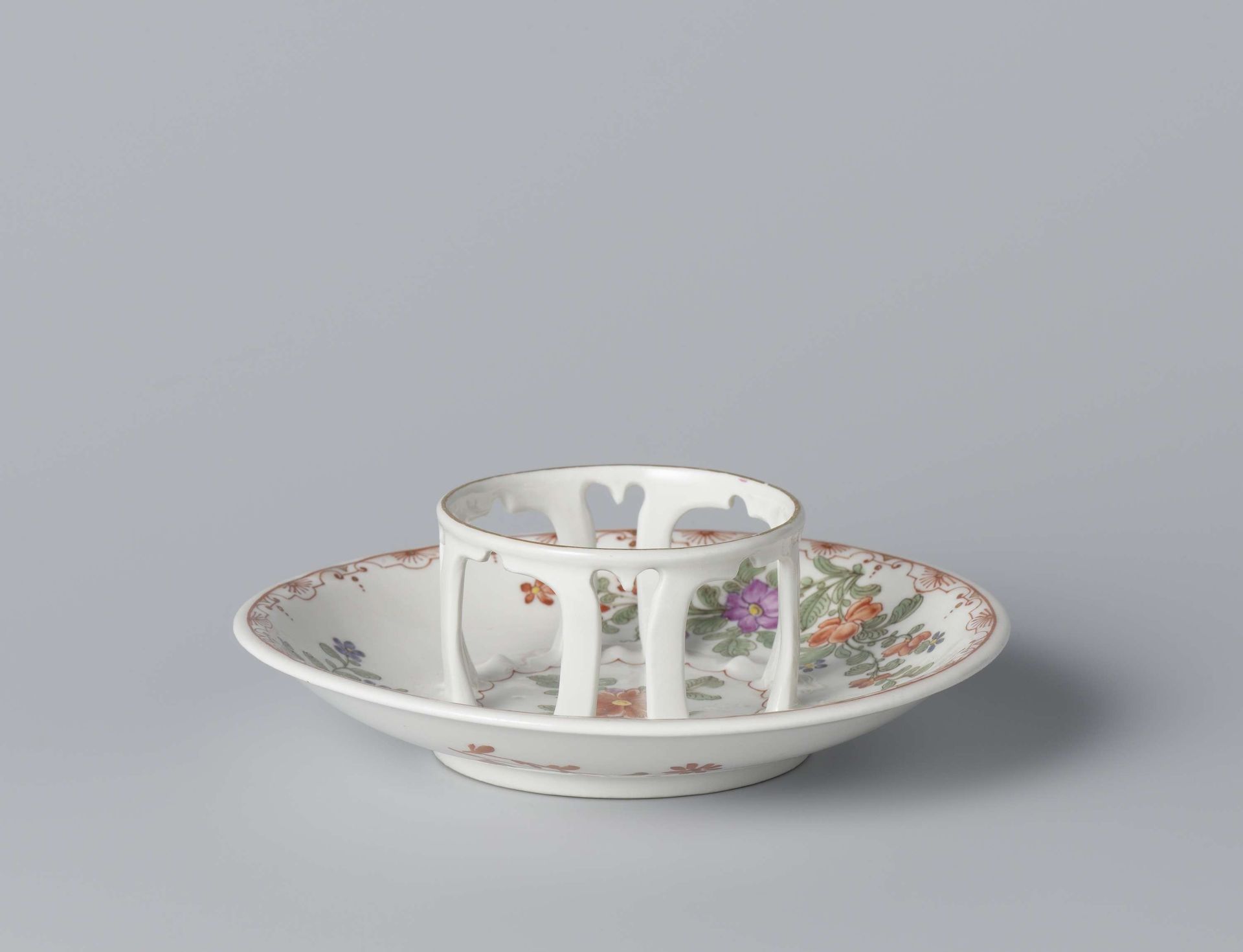 Saucer (trembleuse) with flower sprays by Claudius Innocentius (fabriek) Du Paquier