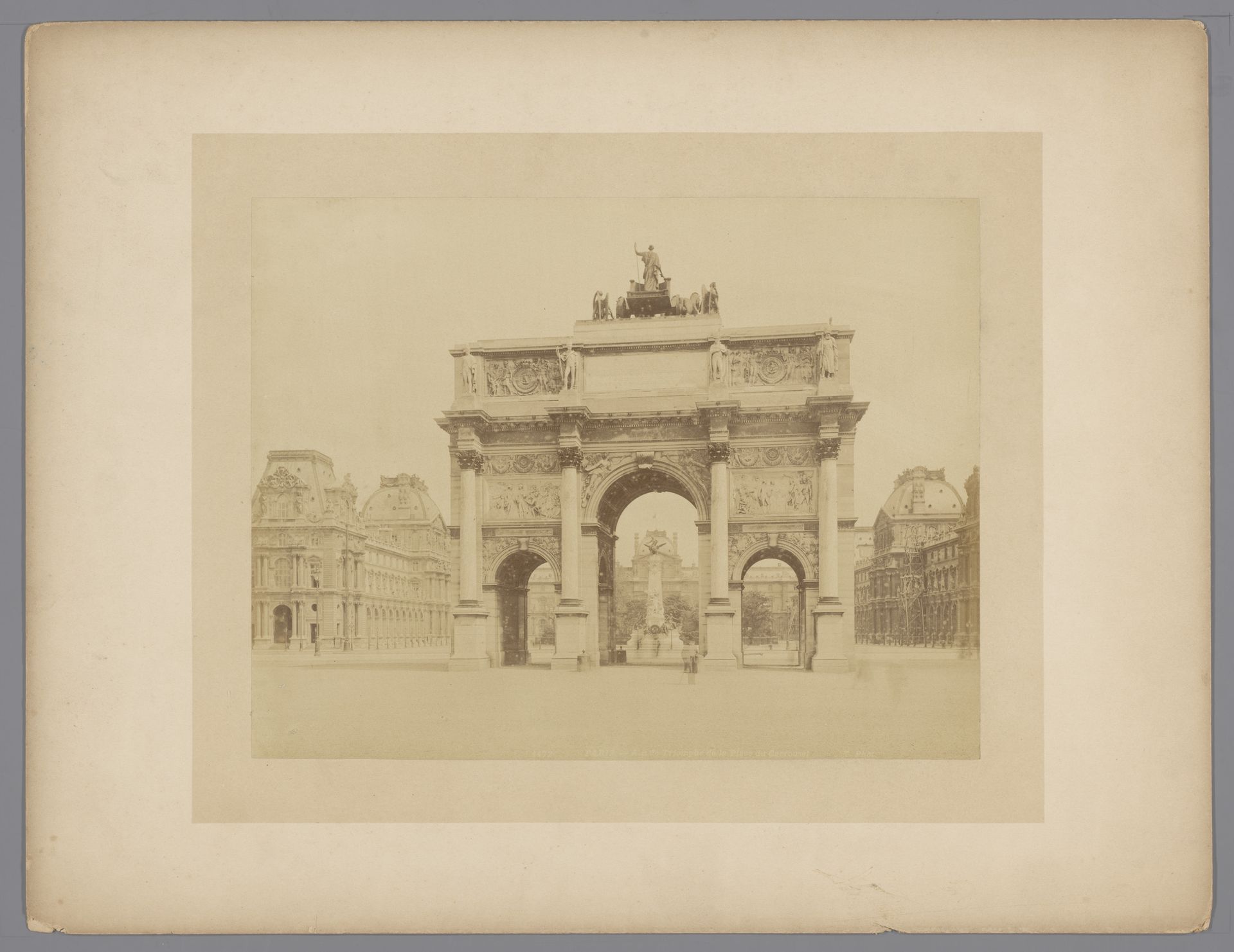 Arc de Triomph vanuit het Place du Carrousel, Parijs, Frankrijk by X phot.