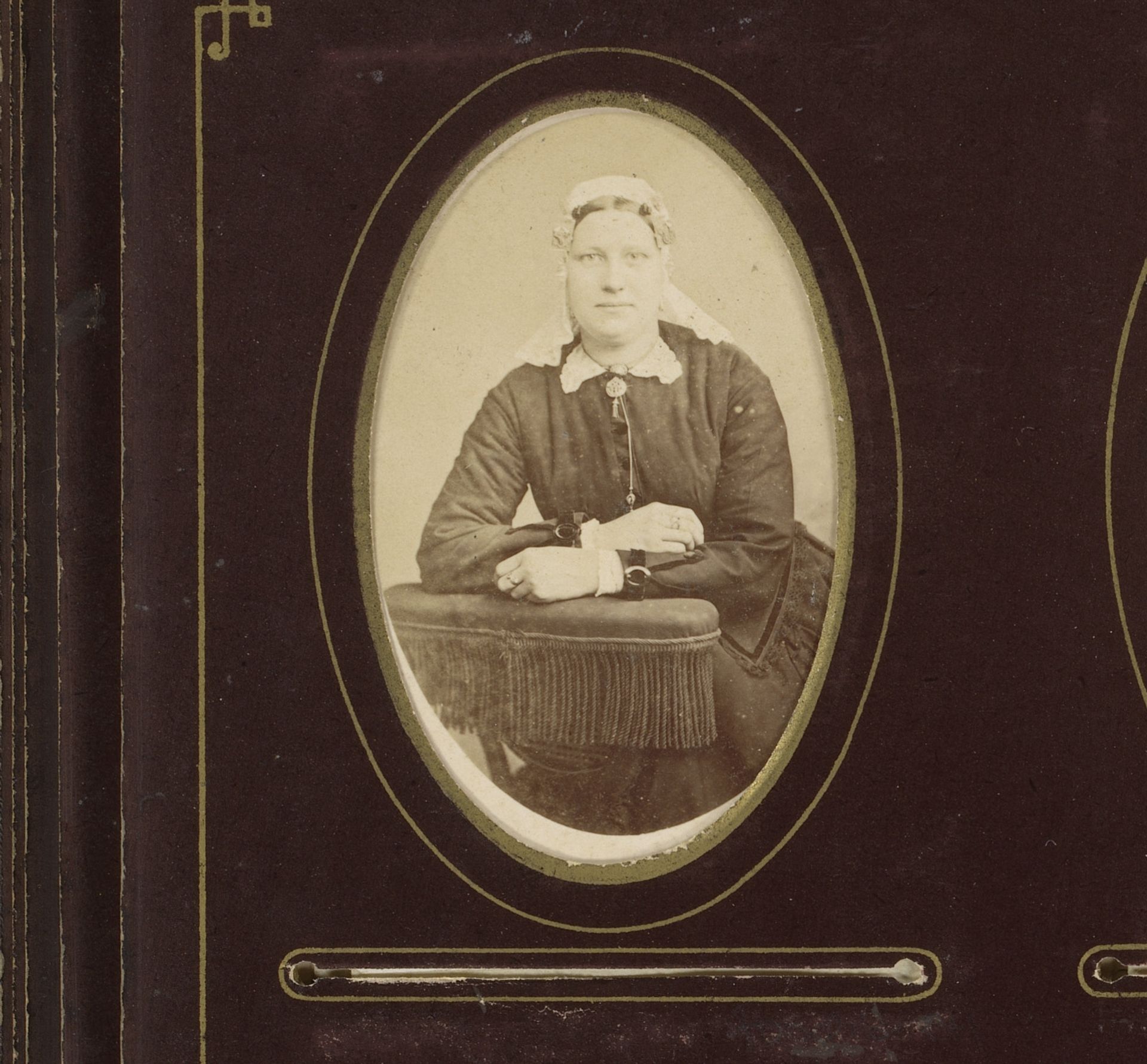 Portret van een vrouw met muts en oorijzers, leunend op een stoel by Abraham Koorenhoff