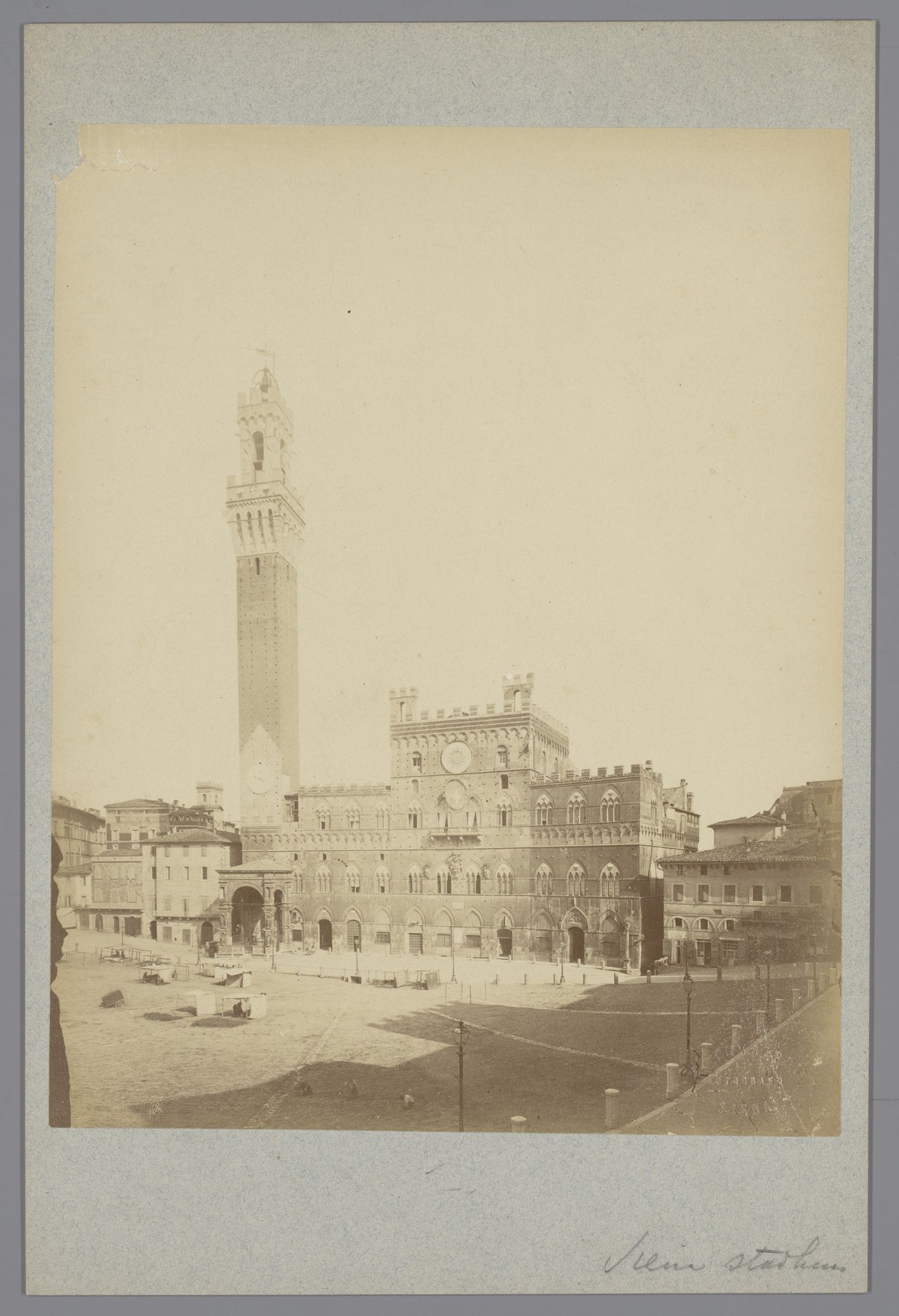 Gezicht op het stadhuis van Siena, Italië by Paolo Lombardi