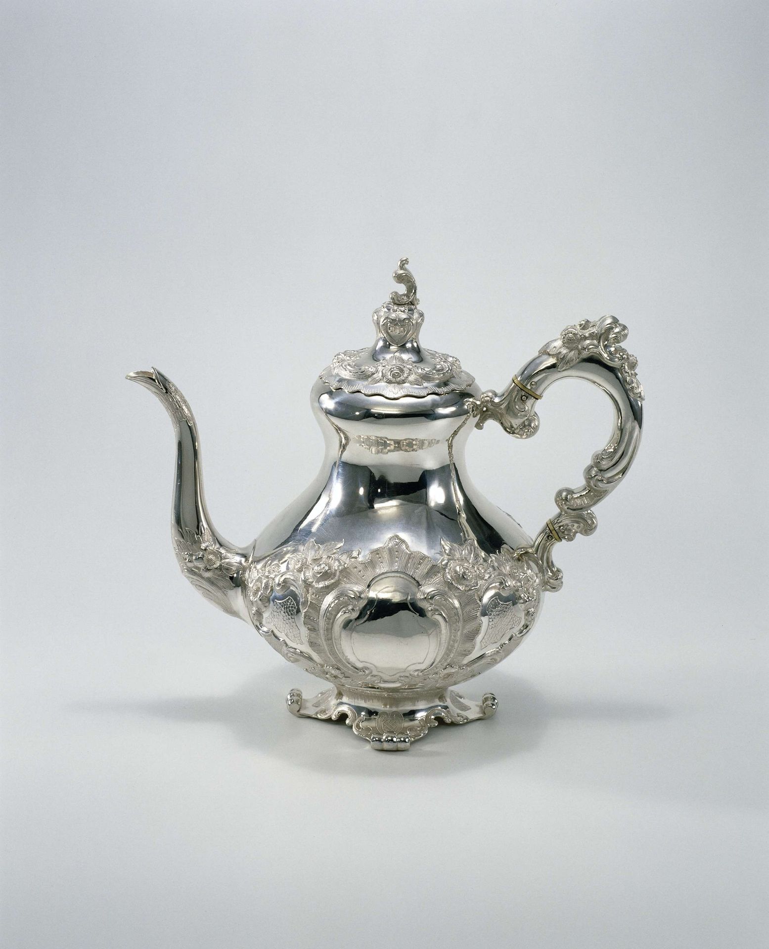 Koffiepot, peervormig, met rocailles en C- en S-voluten by Fa. A.D. Verschuur