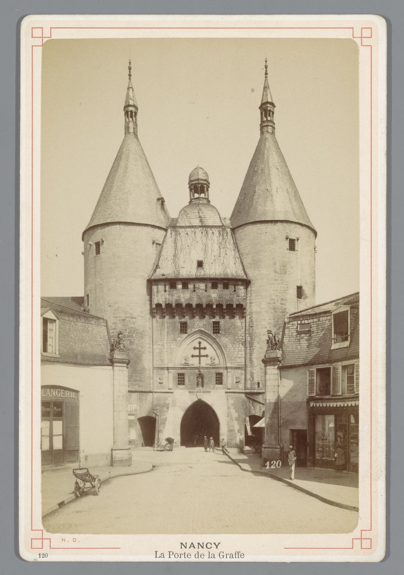 Gezicht op de Porte de la Craffe te Nancy by Étienne Neurdein