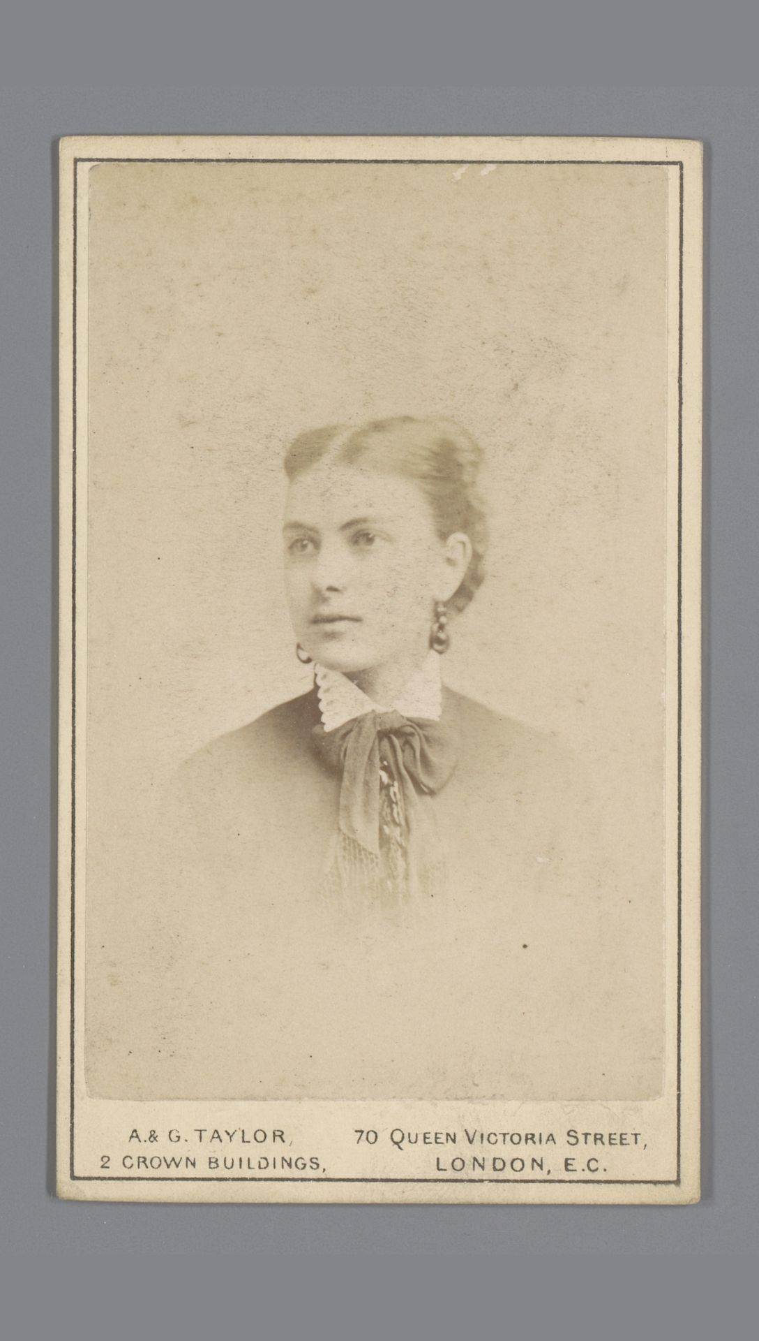 Portret van een onbekende jonge vrouw by A. & G. Taylor