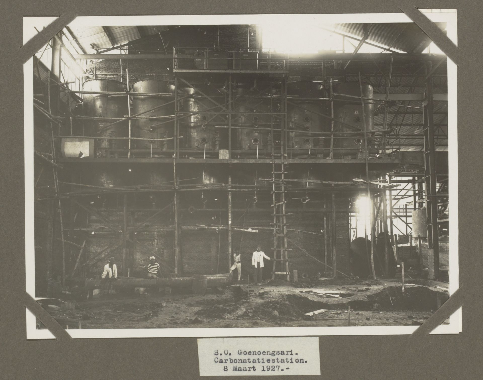 S.O. Goenoengsari. Carbonatatiestation. 8 Maart 1927. by Anonymous