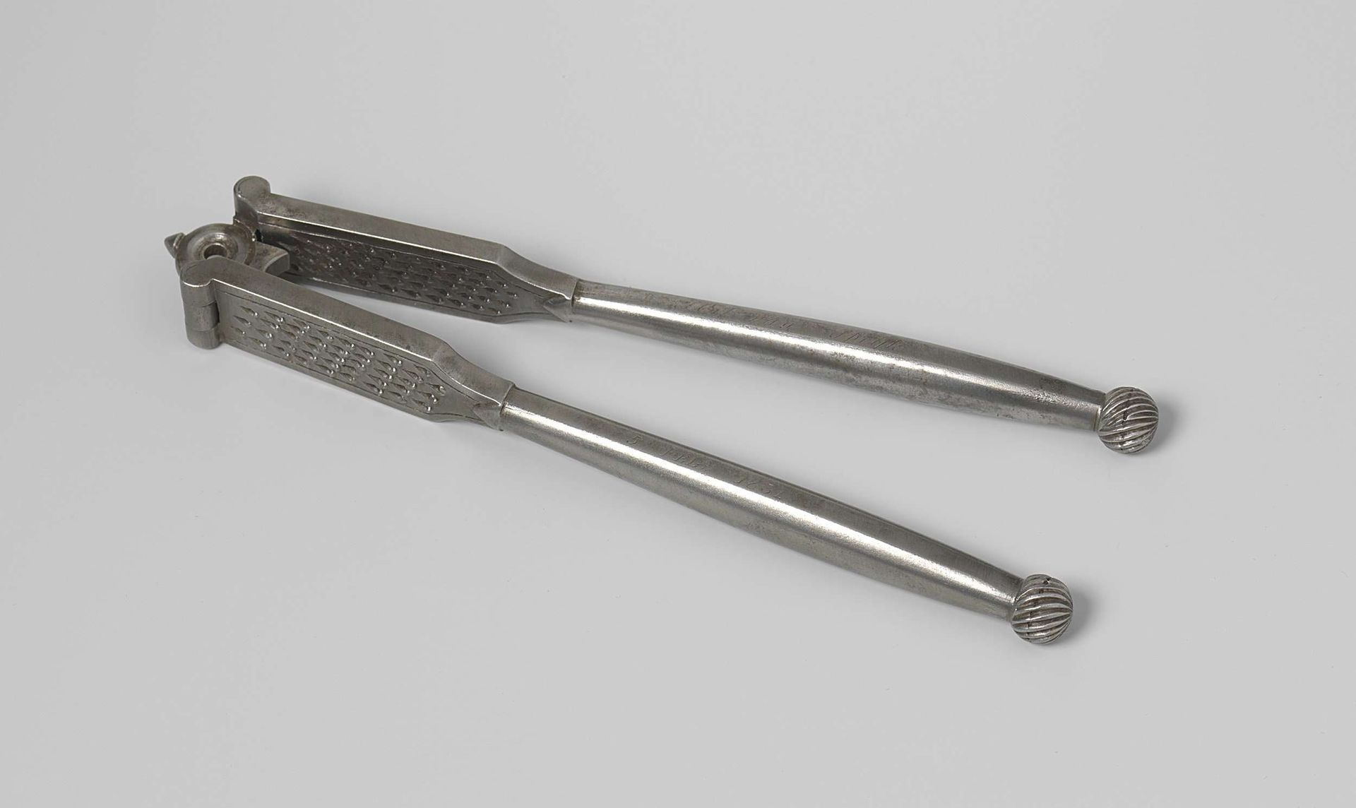 Notenkraker gemaakt van ijzer van de kanonneerboot No. 2 van J.C.J. van Speyk by Anonymous