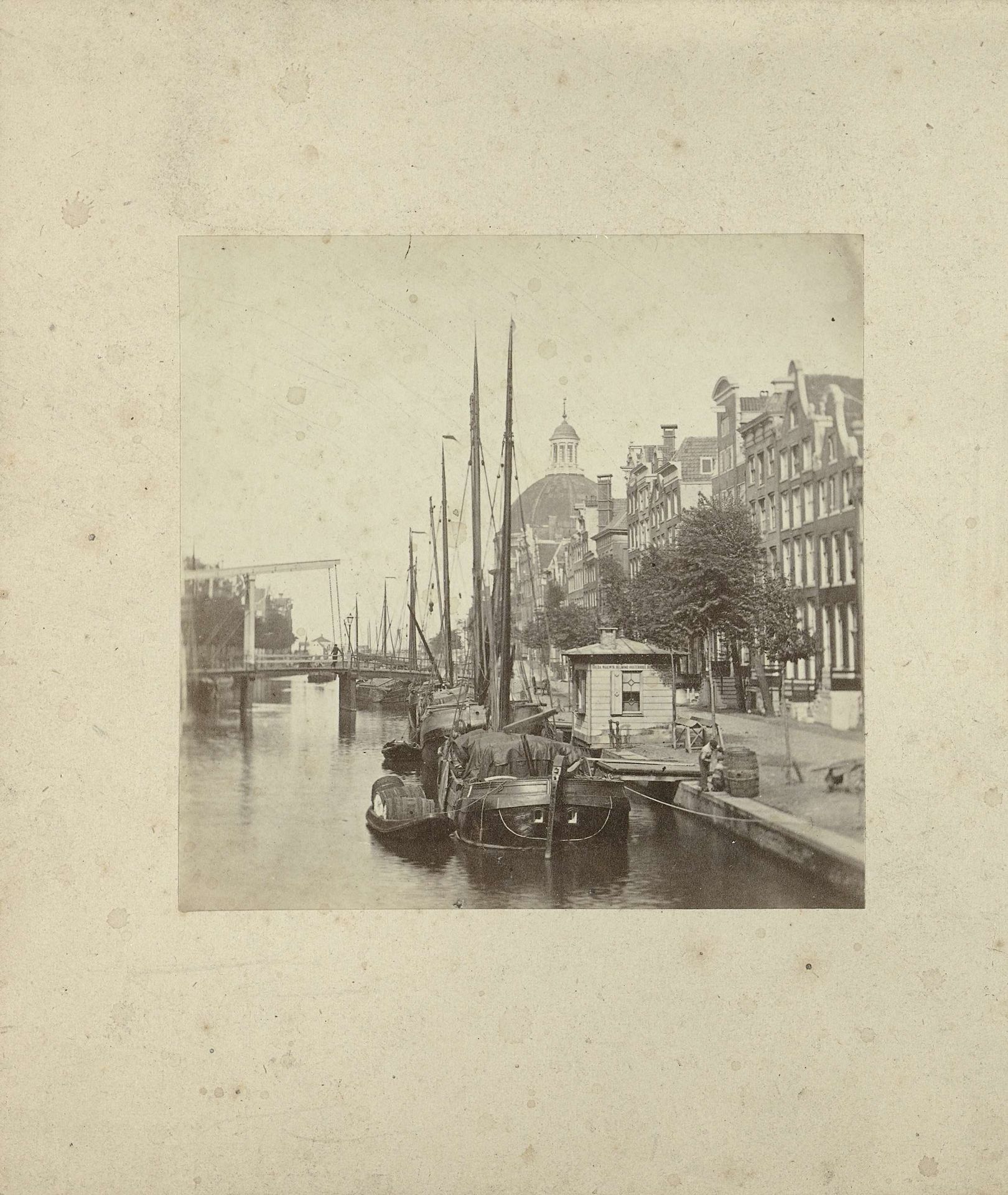 Gezicht over het Singel in Amsterdam, op de achtergrond de nieuwe Lutherse kerk by Anonymous