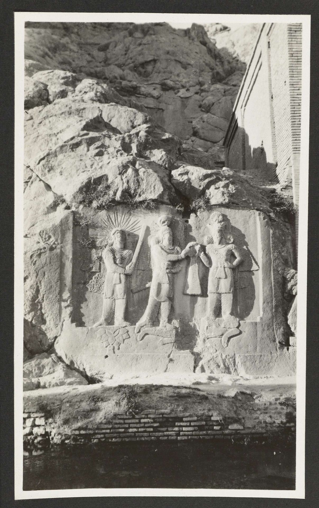 Bas-reliëf bij de Boog van de Tuin (Tahkt-i-Bustan), Kirmanshah, Perzië by A.G.A. van Eelde