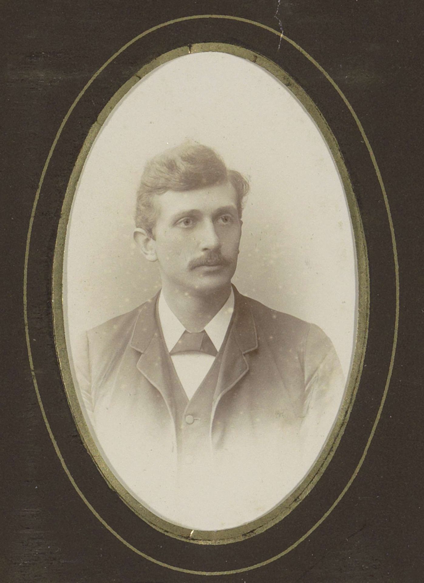 Portret van een man met een snor by Busenbender & Co.