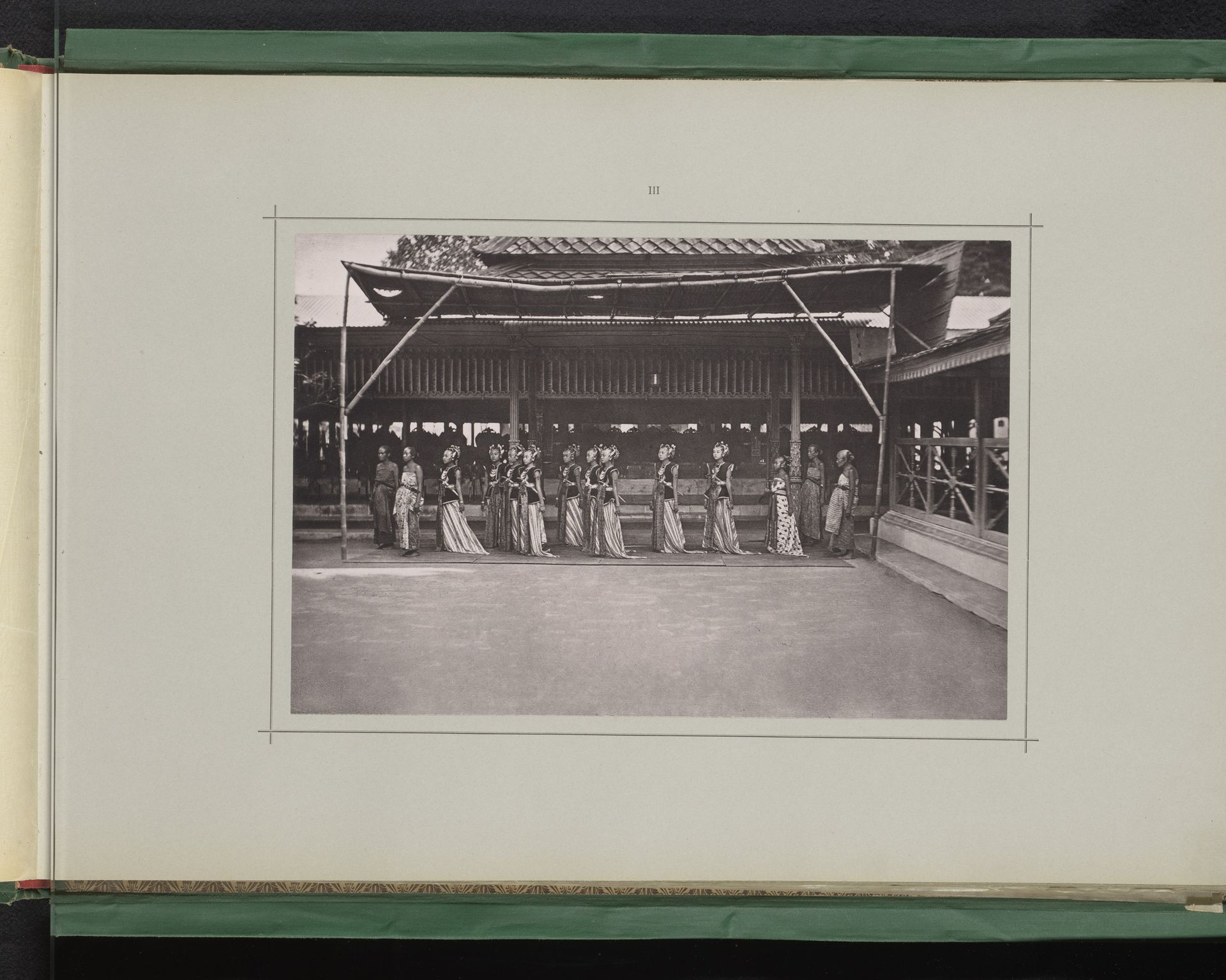 Groep vrouwen, bedaja's genoemd, staat klaar om een dans uit te voeren voor de sultan in de Kraton Ngayogyakarta Hadiningrat in Jogyakarta, Indonesië by Kassian Céphas