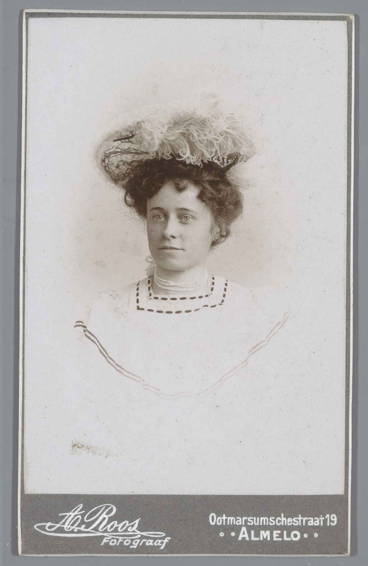 Portret van een onbekende vrouw by A. Roos