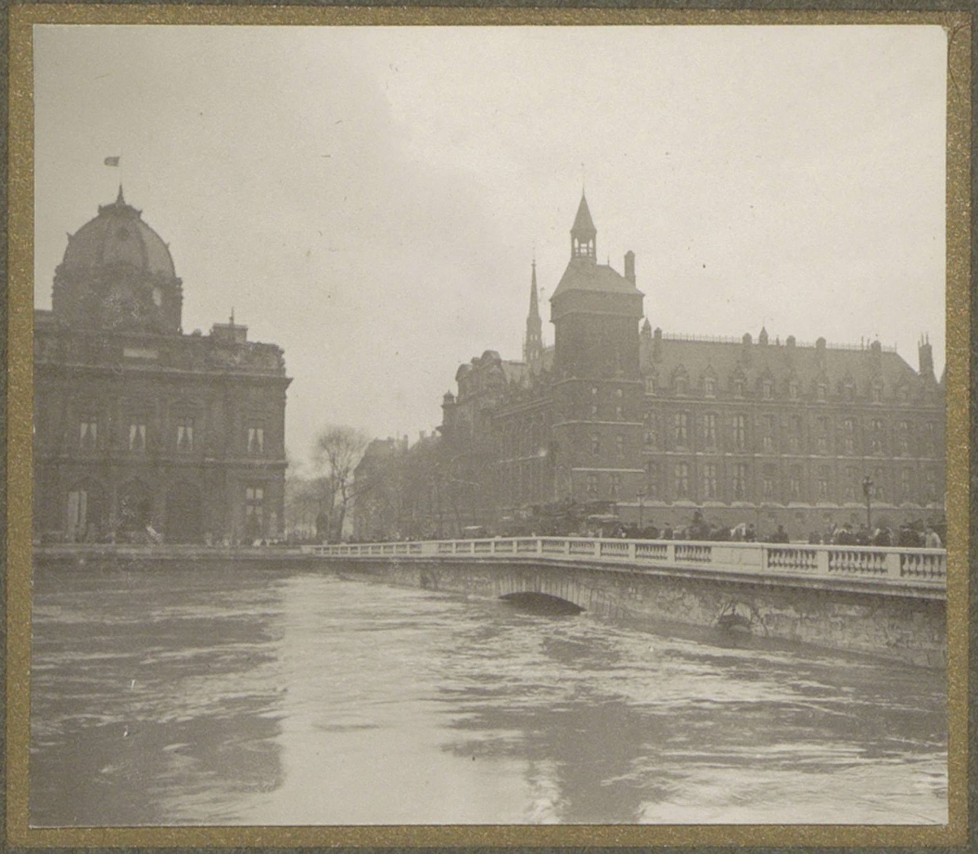 Zeer hoge waterstand in de Seine , op de achtergrond gebouwen op het Île de la Cité van Parijs by G. Dangereux