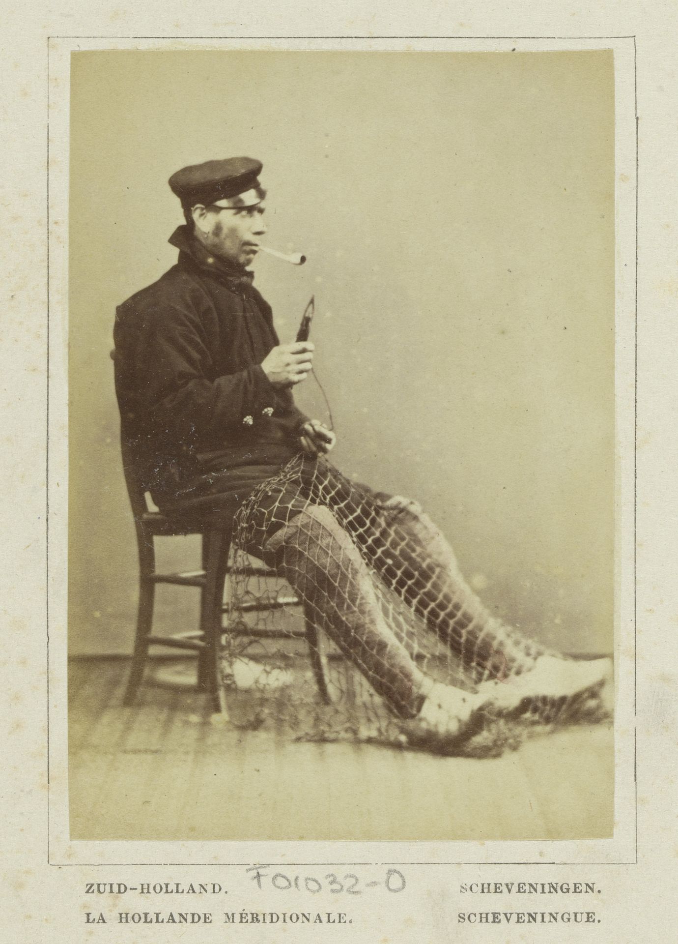 Portret van een onbekende visser uit Scheveningen die een visnet maakt by Andries Jager