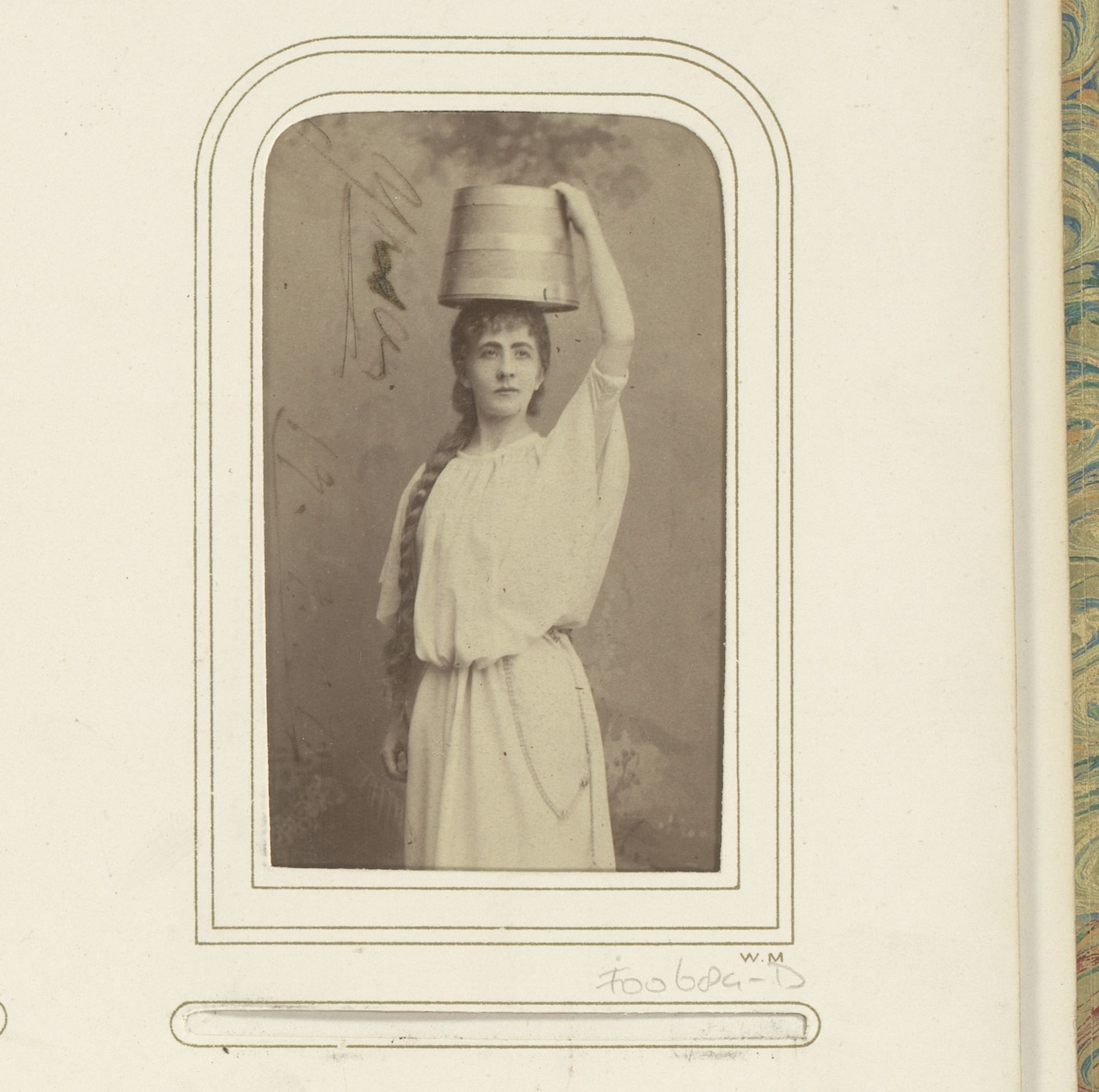 Portret van een staande actrice met kuip op het hoofd, vermoedelijk Vendela Andersson-Sörensen by Hohlenberg. Emil