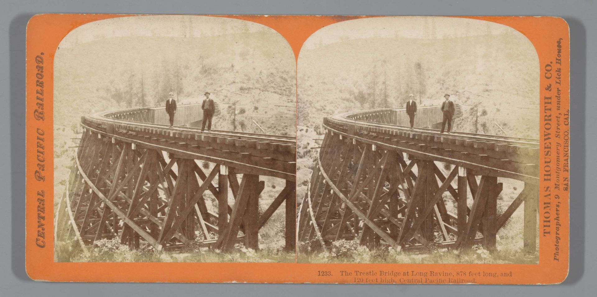 Twee mannen op de spoorbrug 'Trestle Bridge' over Long Ravine in Californië, een deel van de Central Pacific Railroad by Thomas Houseworth