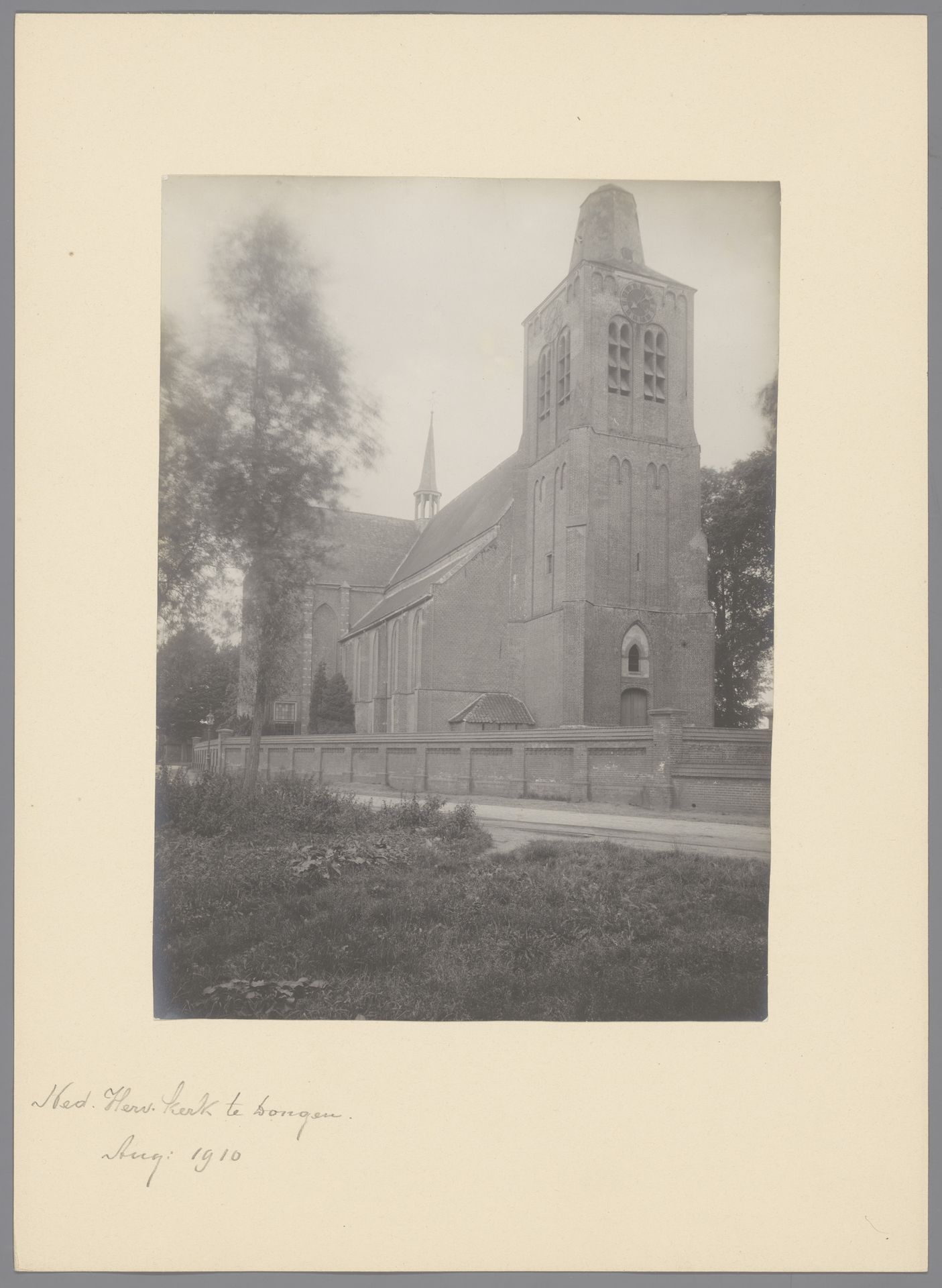 Gezicht op de Hervormde Kerk te Dongen by anoniem (Monumentenzorg)