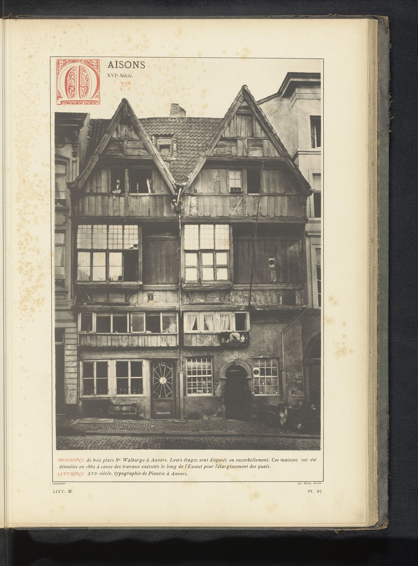 Gezicht op twee houten huizen aan het Sint-Walburgisplein in Antwerpen, België by Anonymous