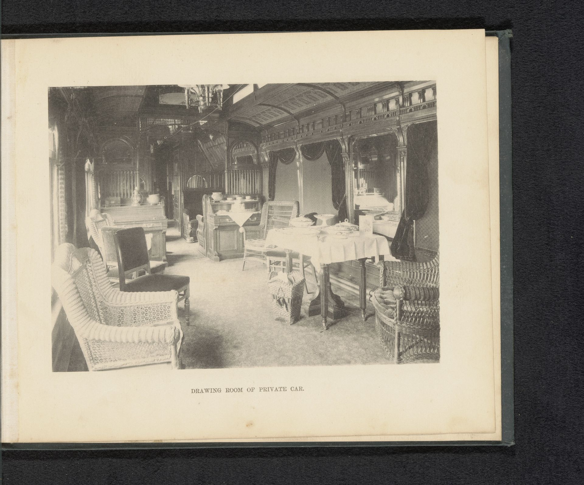 Interieur van de treinwagon van George Gill Green by Anonymous