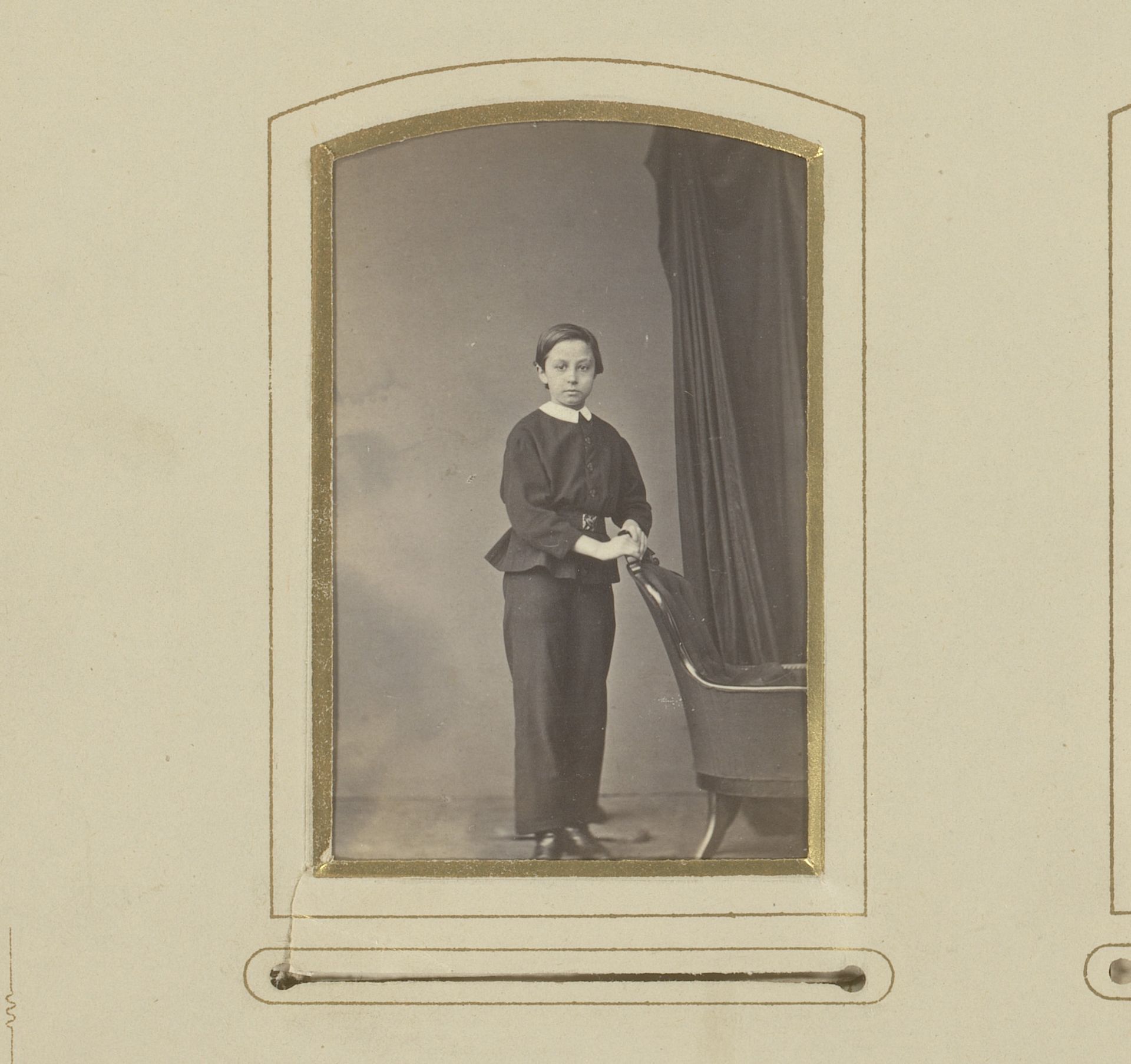 Portret van een jongen bij een stoel by C. von Boeckmann