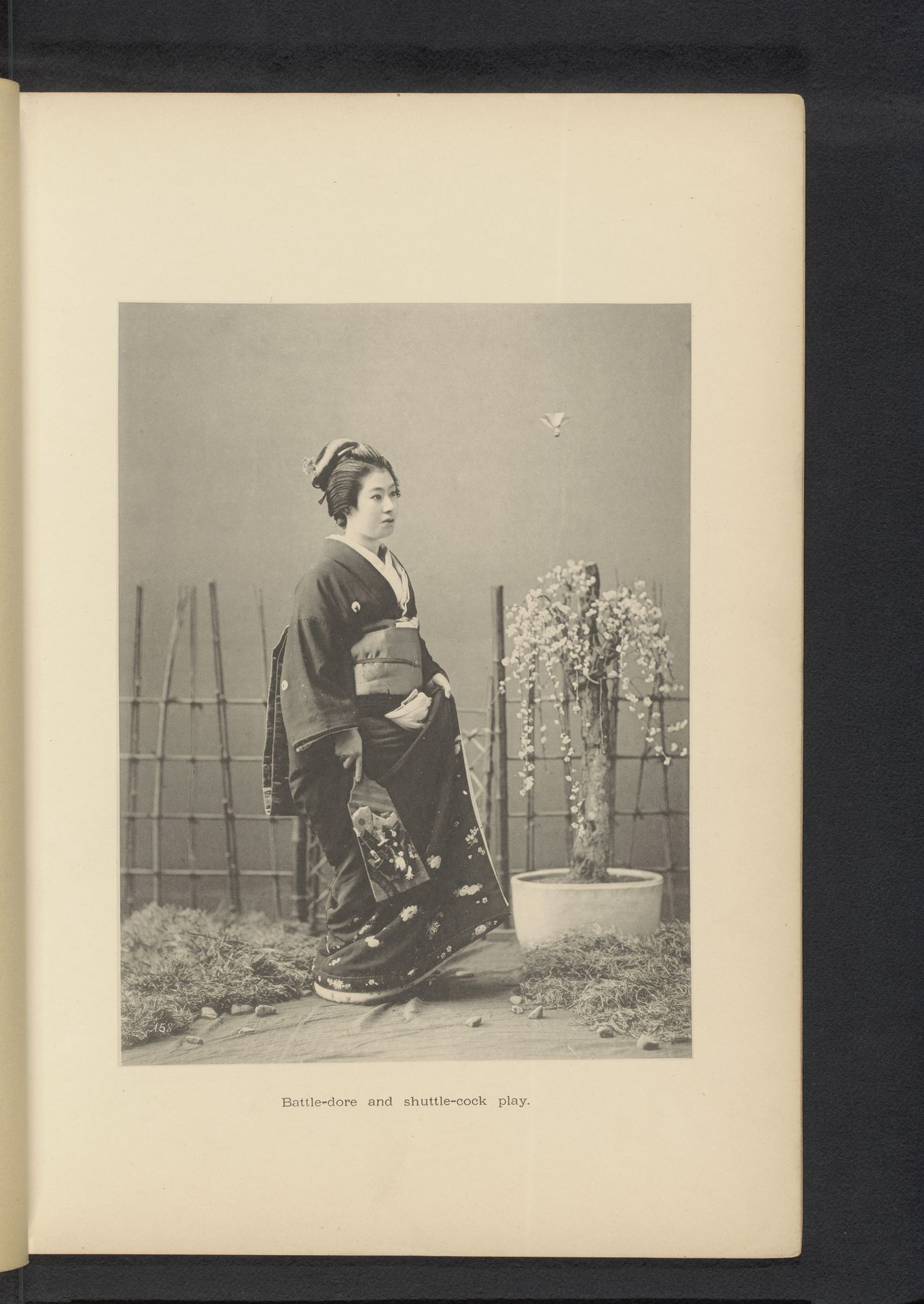 Onbekende Japanse vrouw in traditionele kleding speelt jeu de volant by Kazumasa Ogawa
