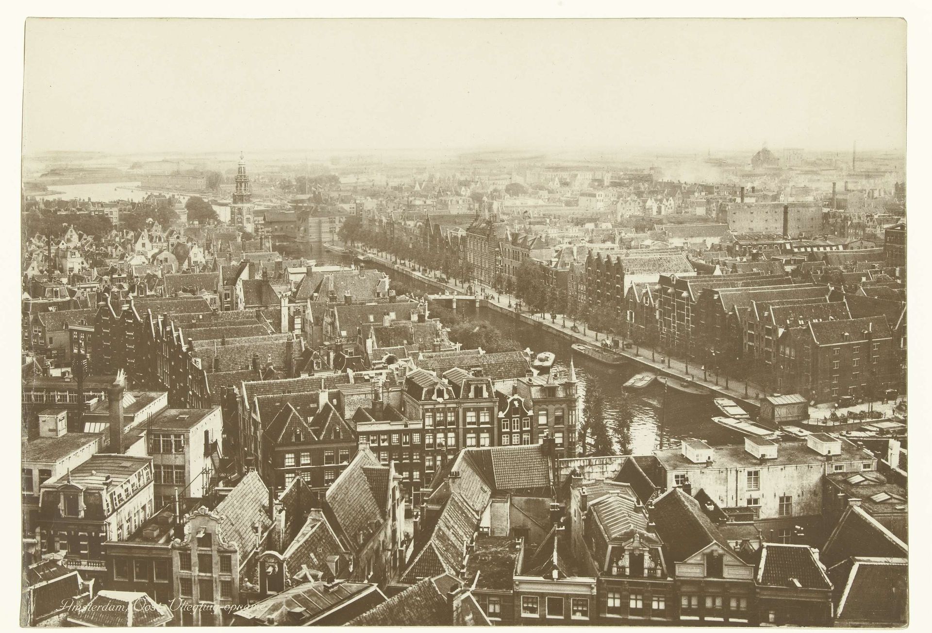 Gezicht op de Oude Schans en Montelbaanstoren in Amsterdam by Anonymous