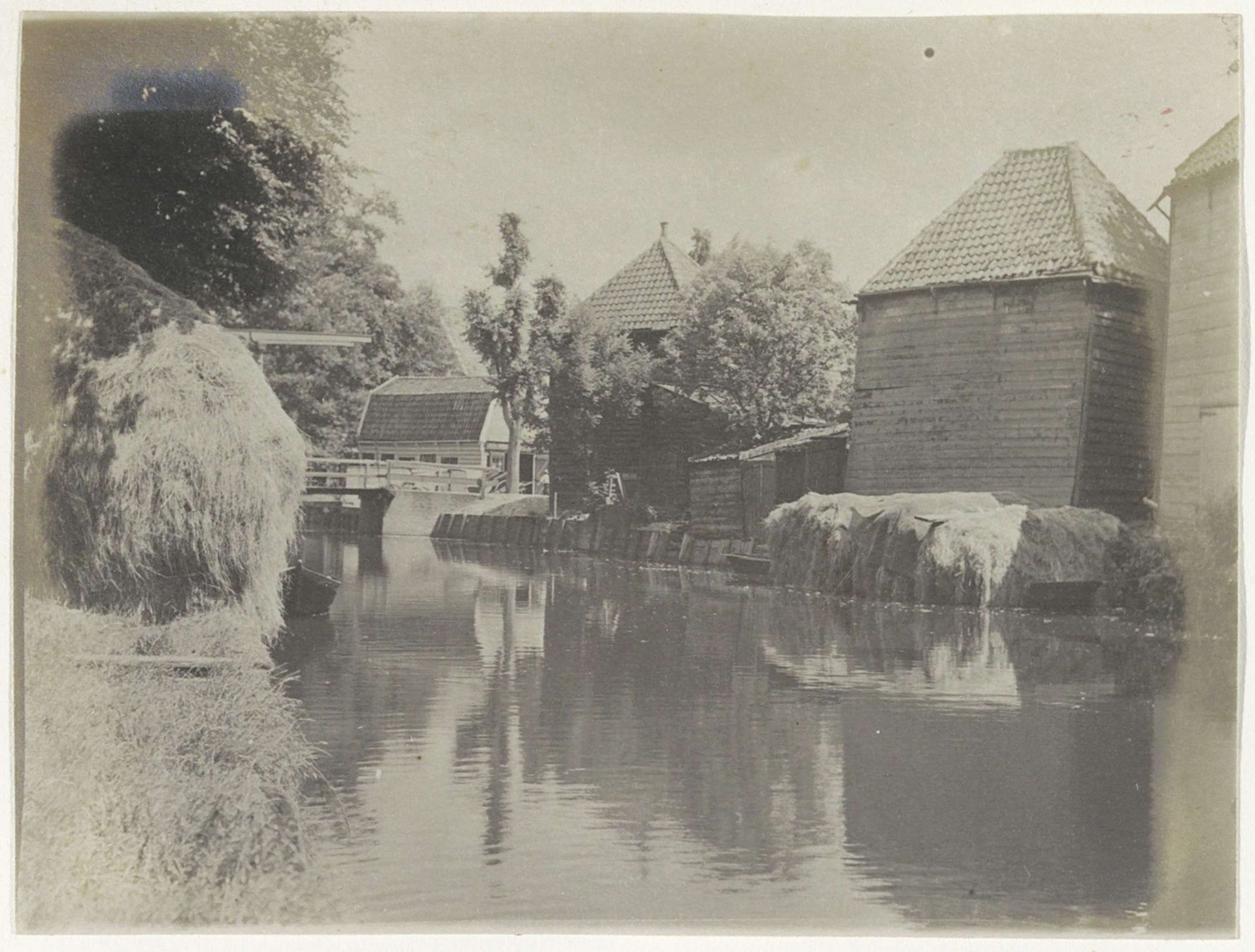 Gezicht op boerderijen aan een sloot, vermoedelijk in Noord-Holland by G. Hidderley