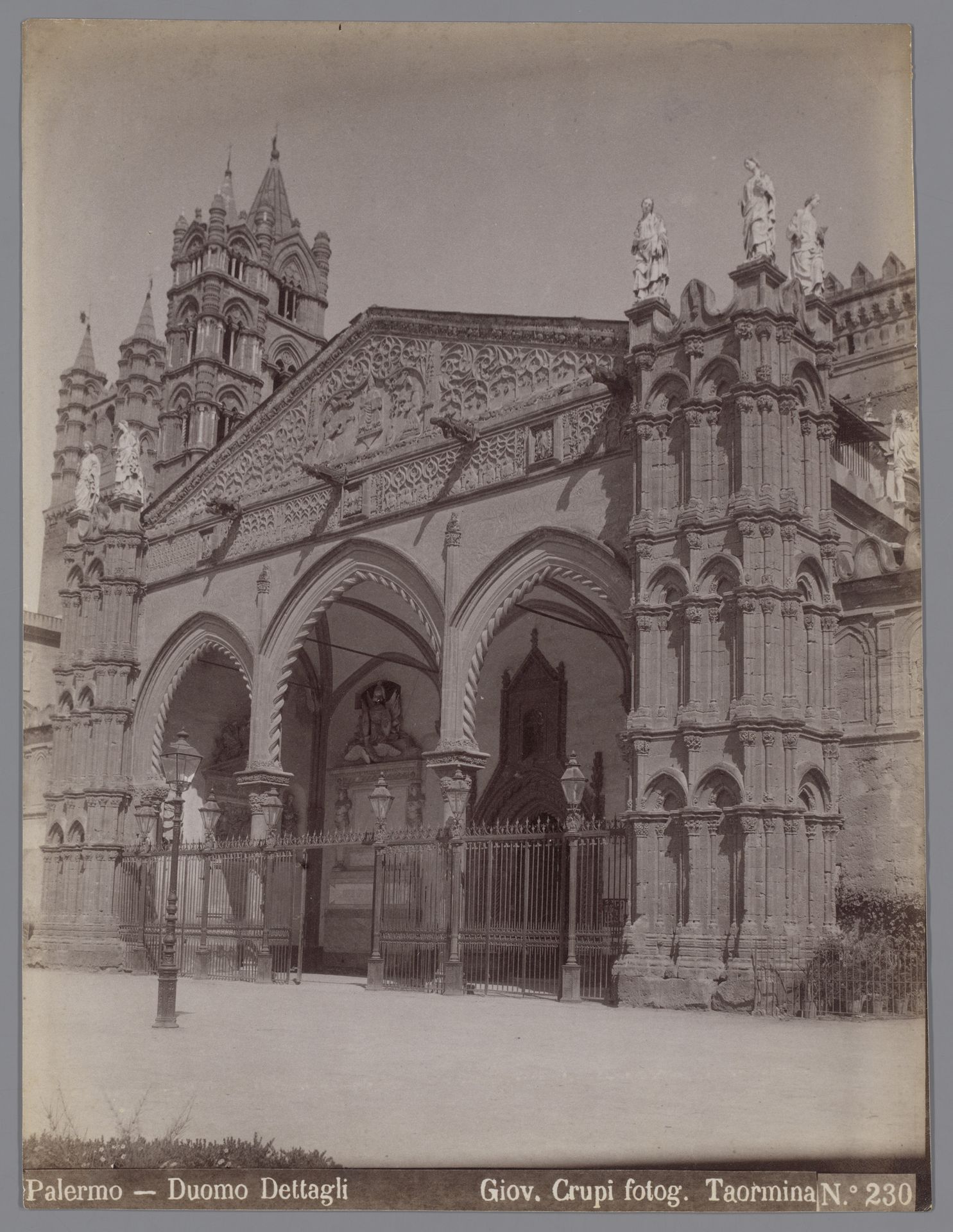 Entrée van de kathedraal van Palermo by Giovanni Crupi