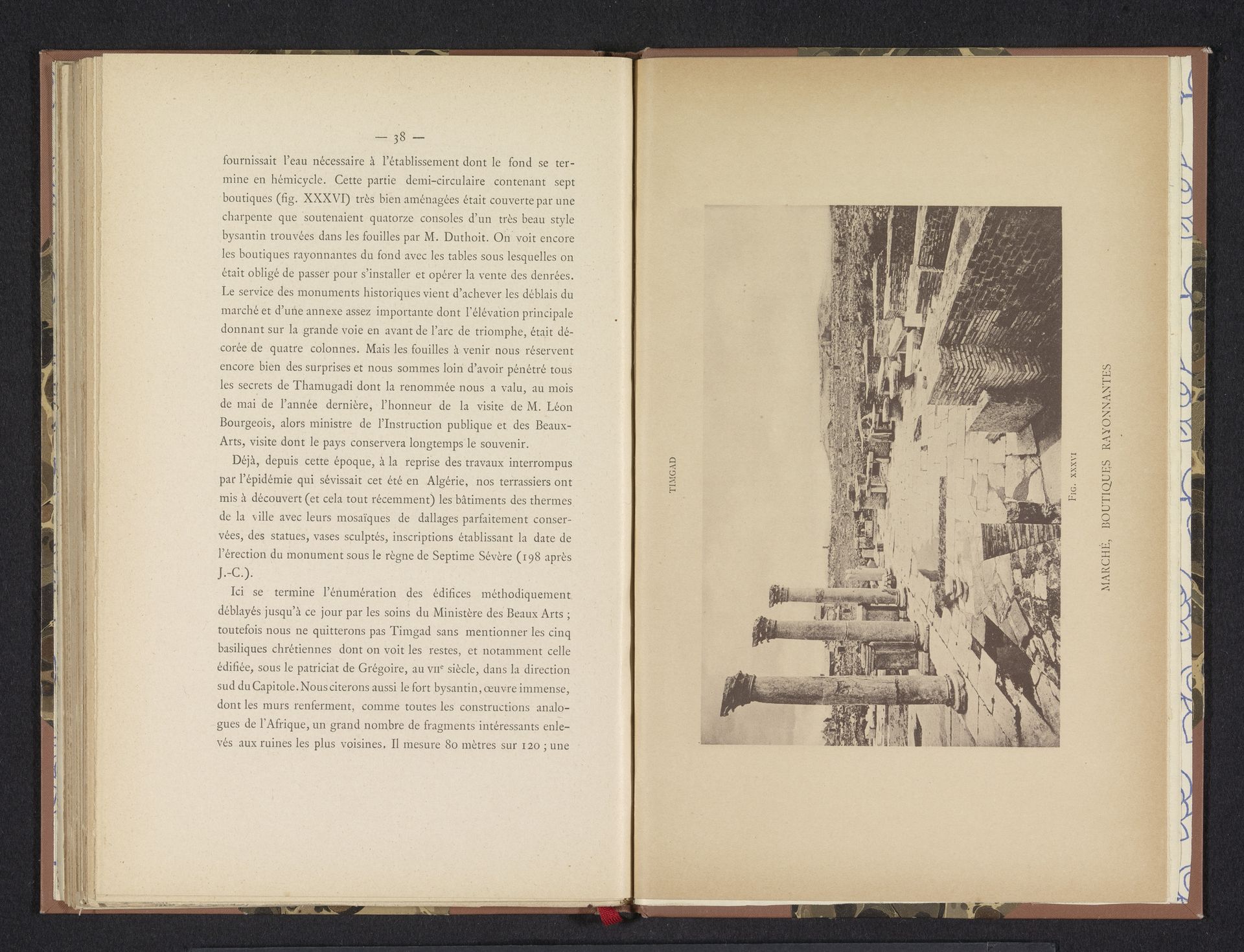 Gezicht op Romeinse ruïnes van een markt en winkels in Timgad by Anonymous