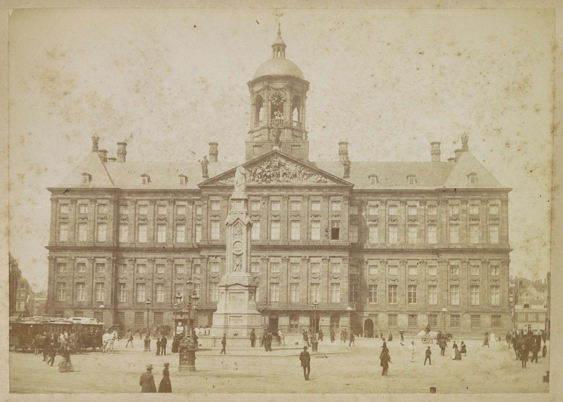 Gezicht op het Koninklijk Paleis op de Dam met ervoor 'Naatje' by Andries Jager