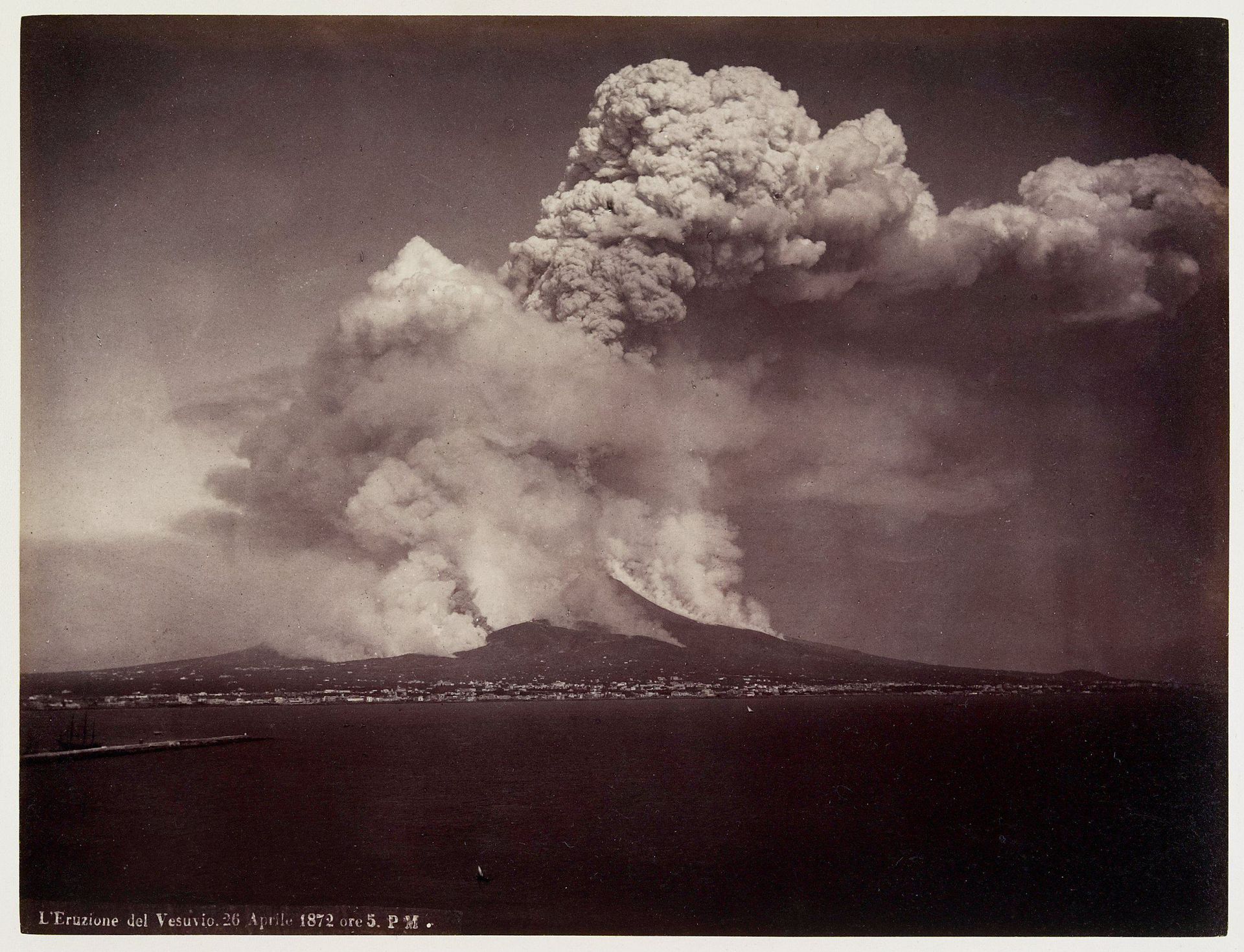 L'Eruzione del Vesuvio by Giorgio Sommer