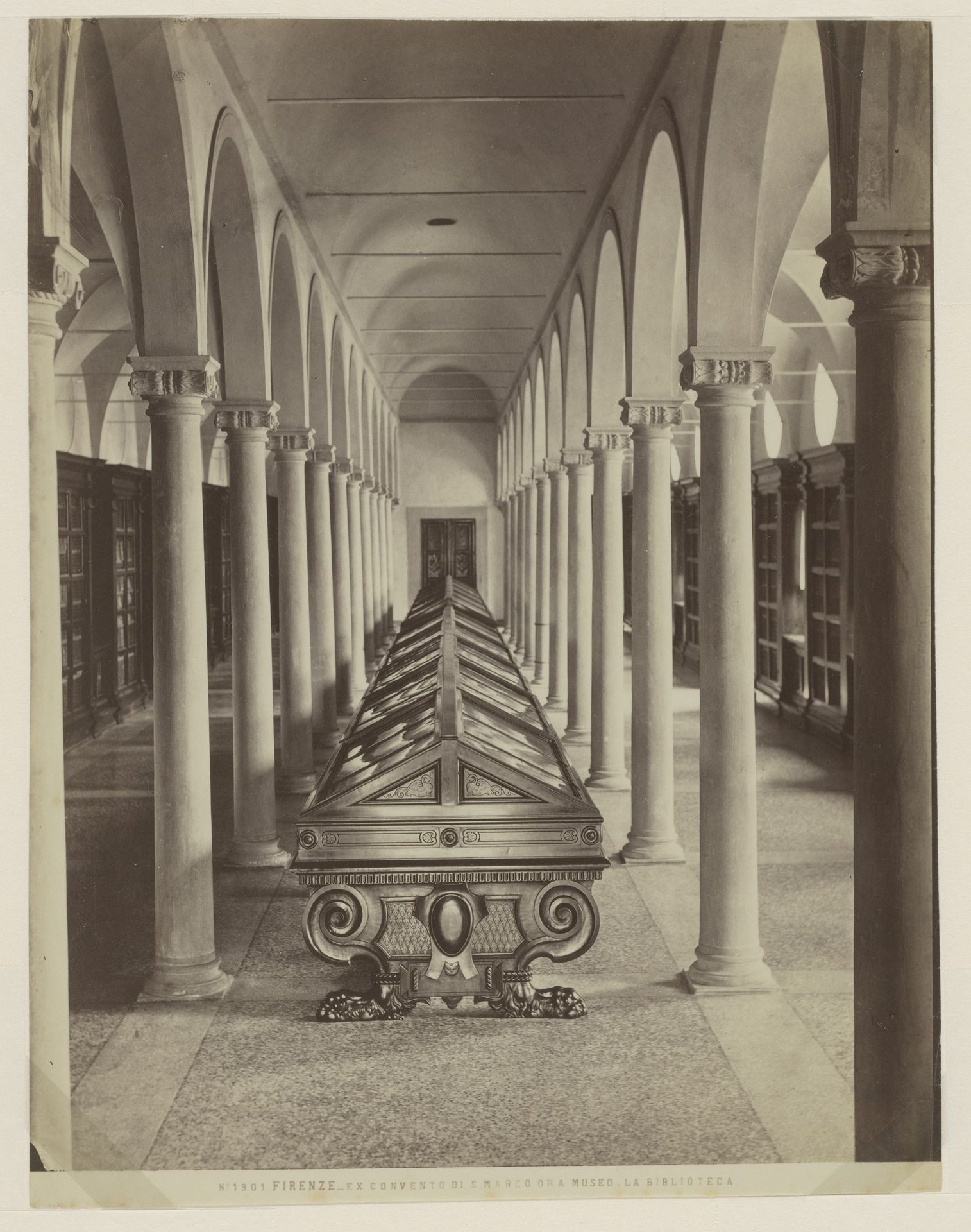 Interieur van de bibliotheek in het Museo di San Marco te Florence, Italië by Fratelli Alinari