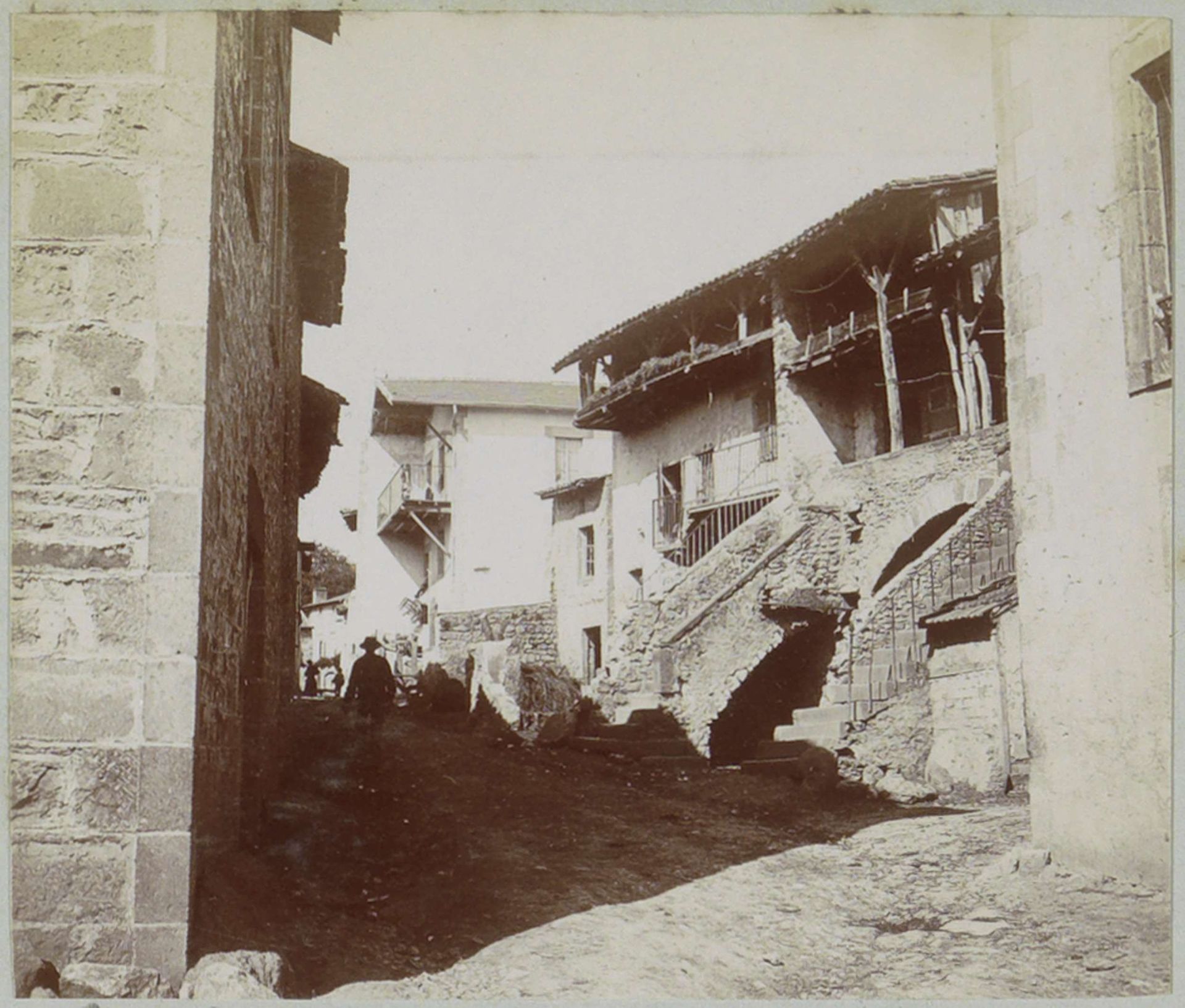Straatgezicht in Saint-Hippolyte, vermoedelijk in de Auvergne by Delizy