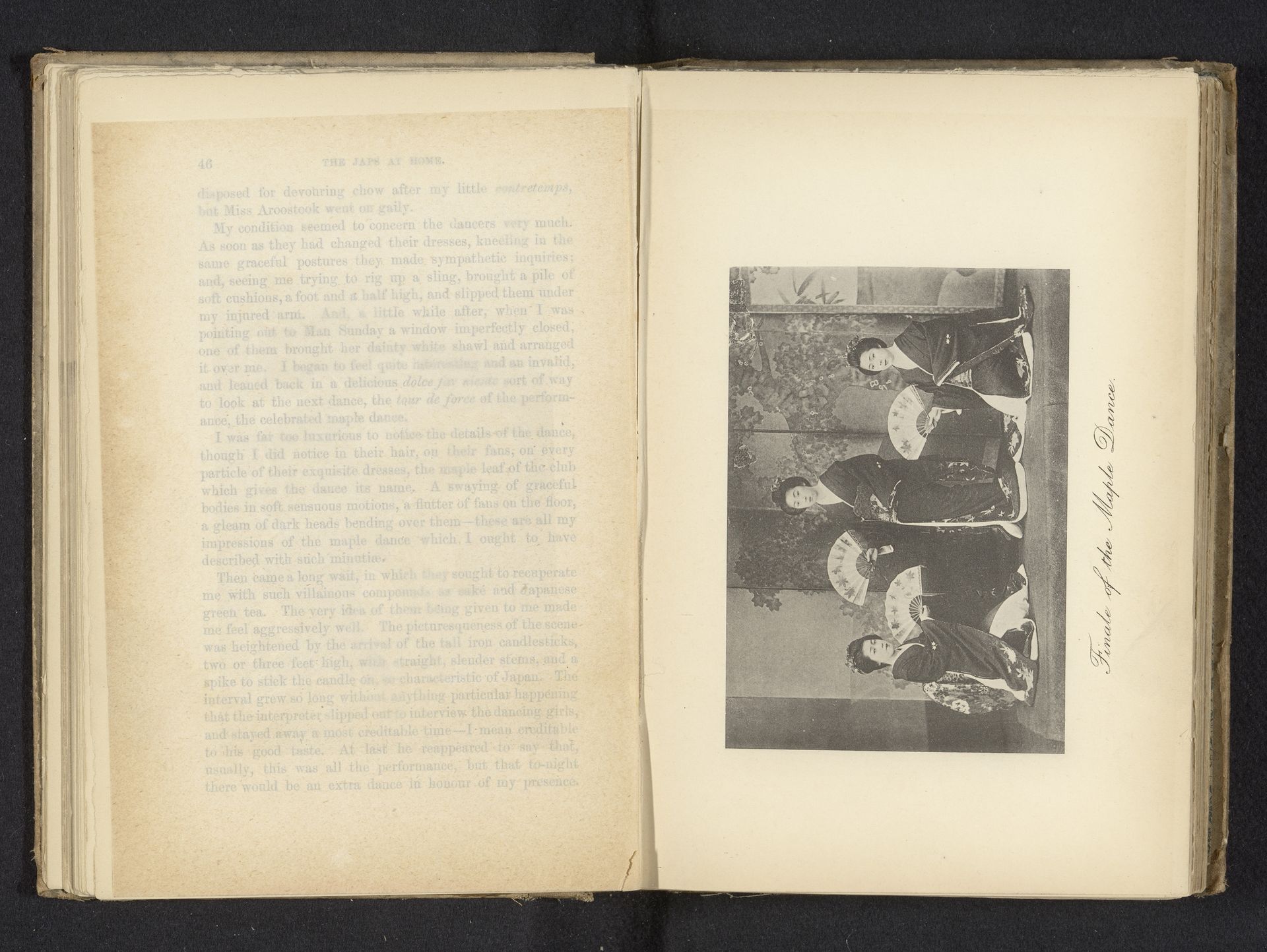 Portret van drie onbekende Japanse danseressen met waaiers by Douglas Sladen