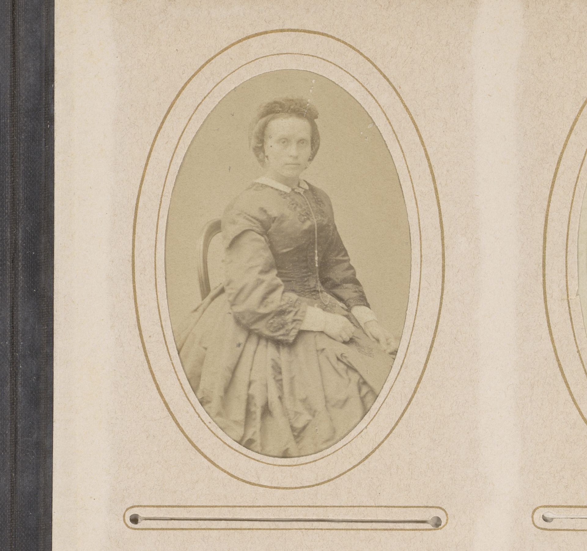 Portret van een zittende vrouw by Johannes Hinderikus Egenberger