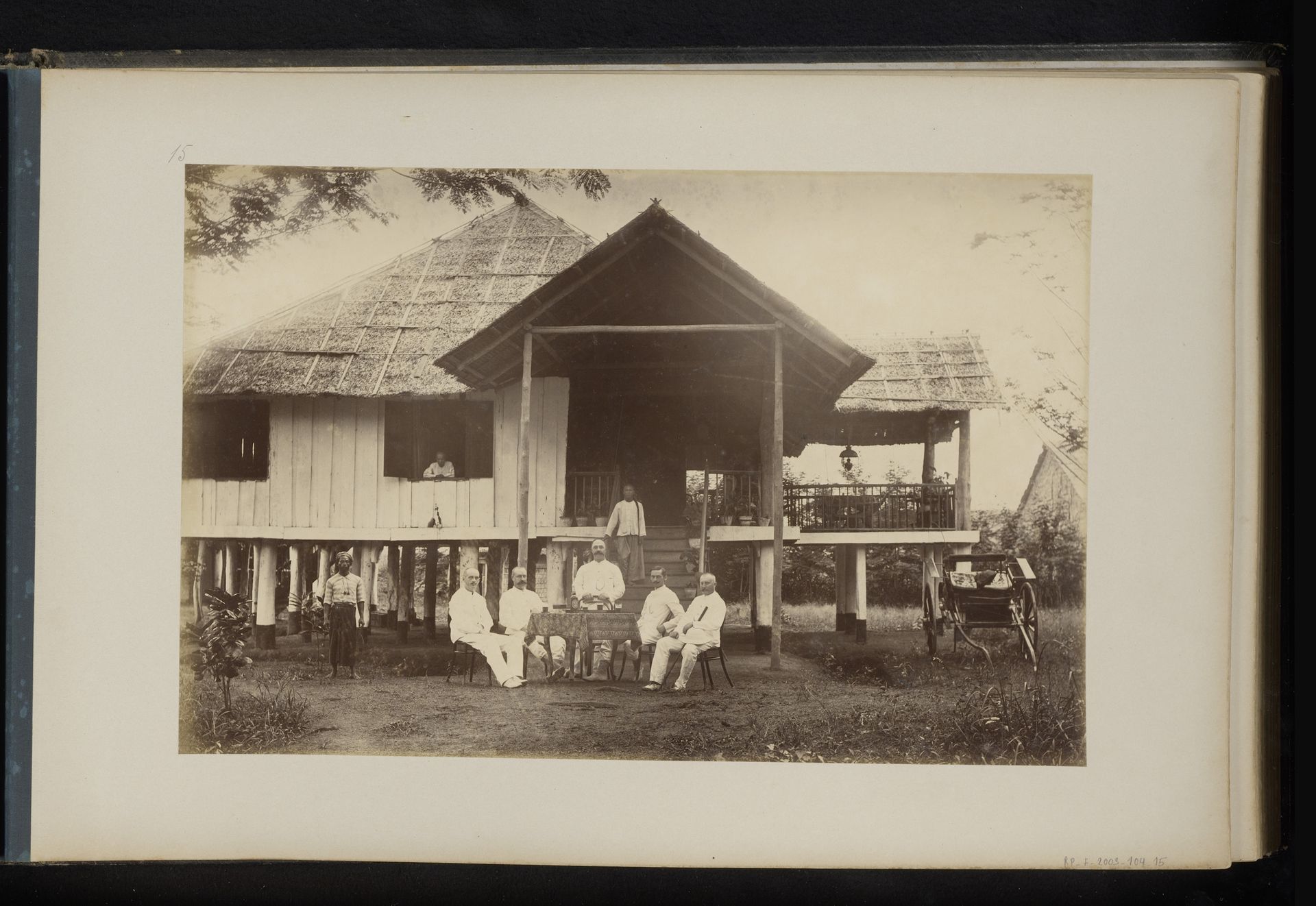 Groep Europeanen voor het huis van de assistenten op de Bindjai plantage, Sumatra, met bier op tafel by Heinrich Ernst & Co