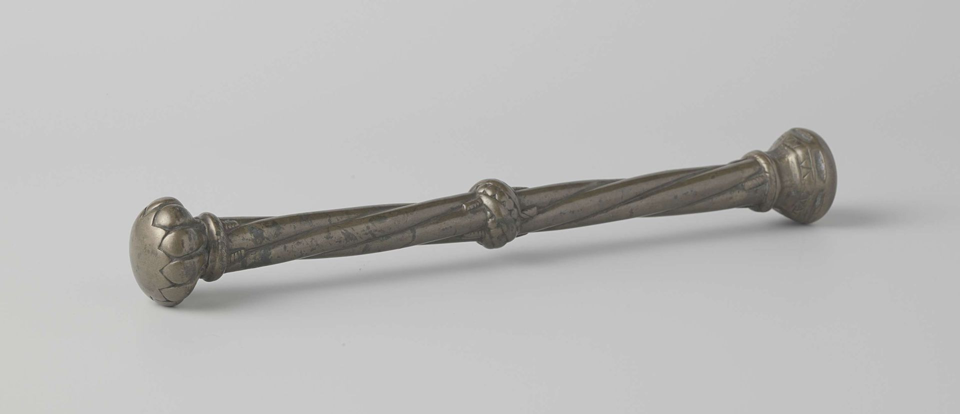 Stamper waarvan de steel uit vier getordeerde ribben is opgebouwd by Albert Hachmann