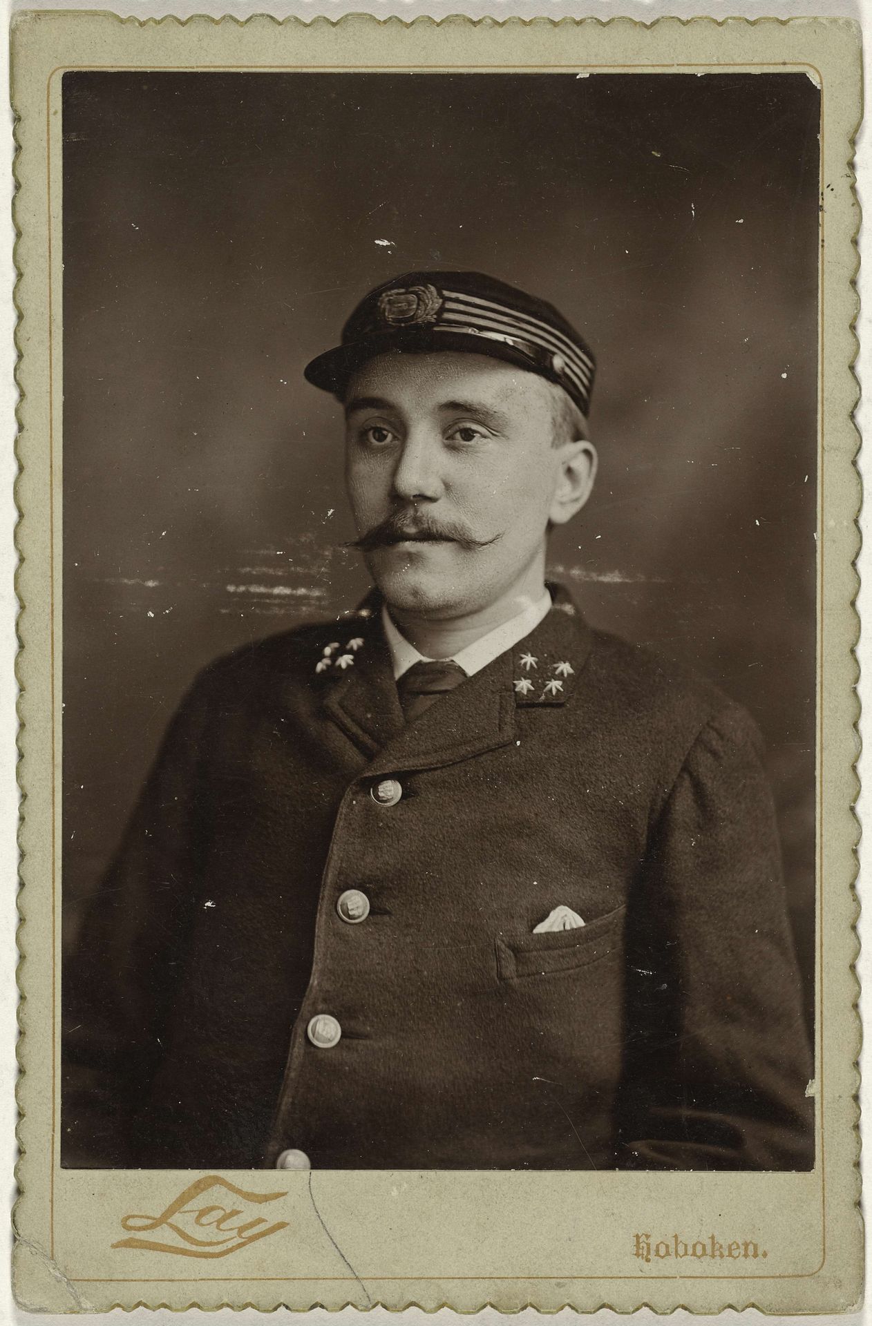 Portret van een onbekende man, mogelijk een militair of een conducteur by Herman Norton Lay