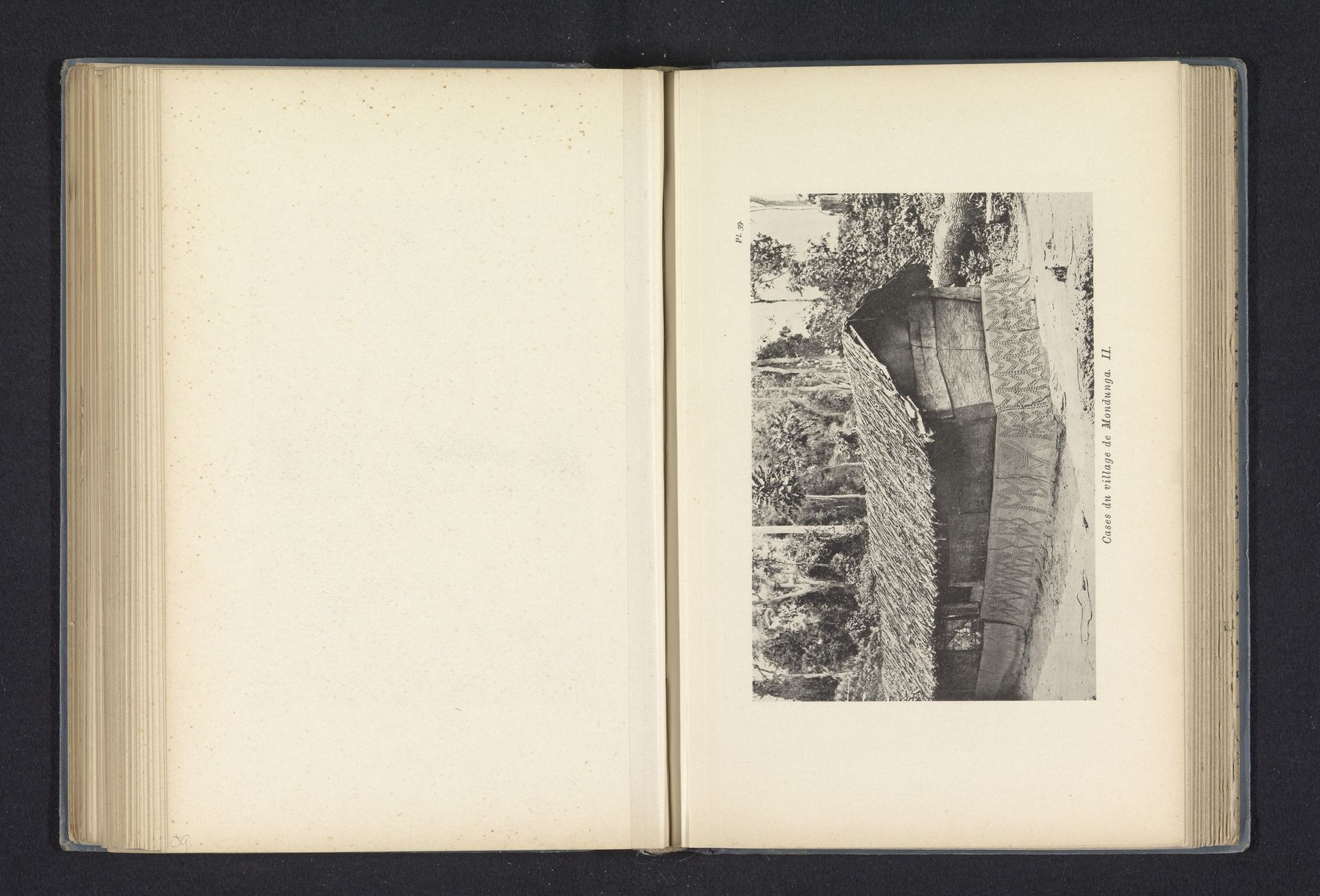 Exterieur van een woning in een dorp van de Mondunga by Franz Thonner
