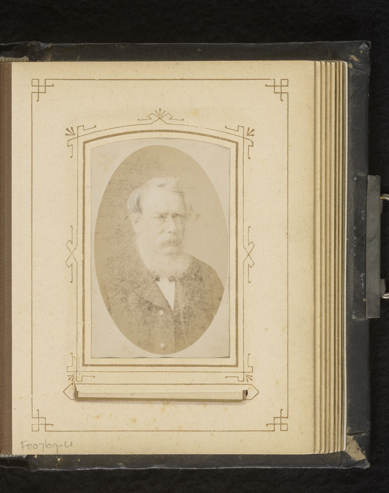 Portret van een man met baard by Carl Lang