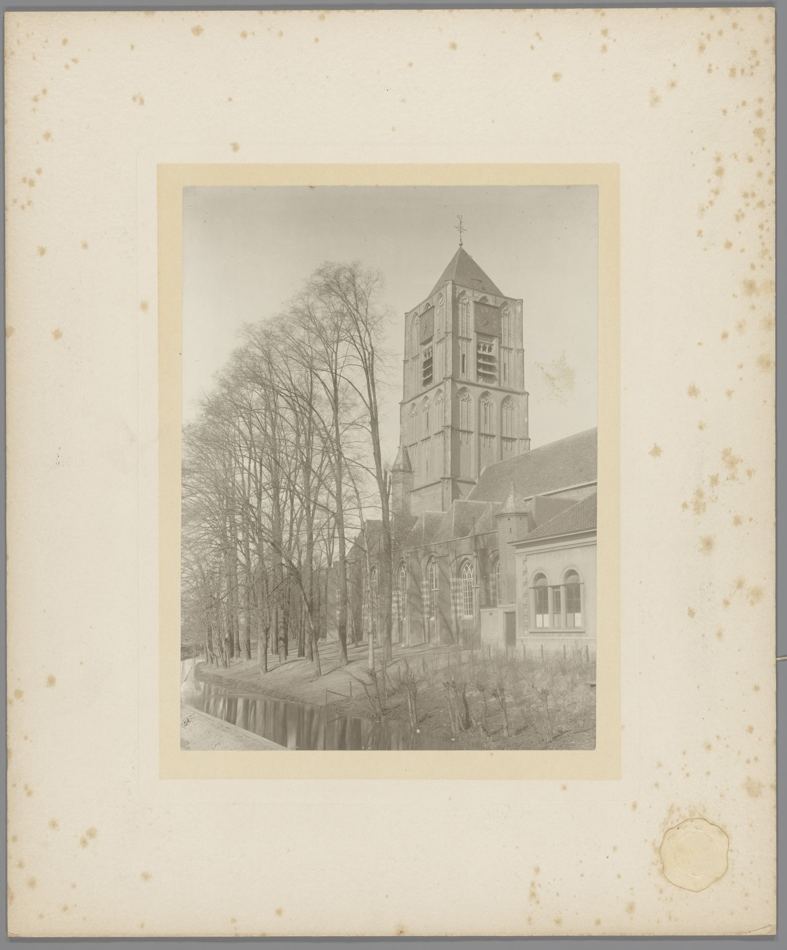 Gezicht op de Grote of Sint-Maartenskerk te Tiel by Henri Bickhoff