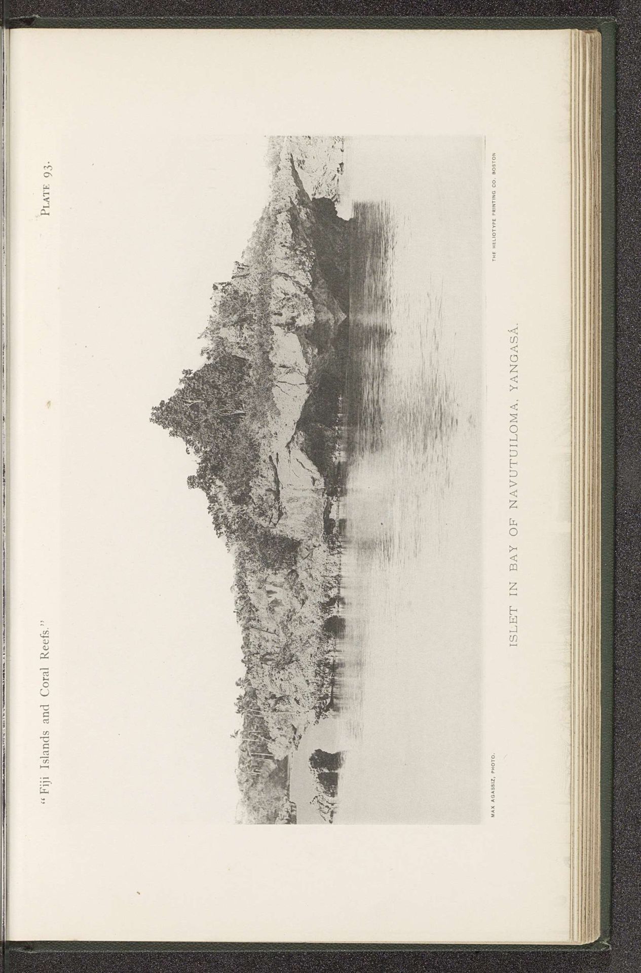 Gezicht op een eiland in een baai bij Yangasa Levu by Maximilian Agassiz